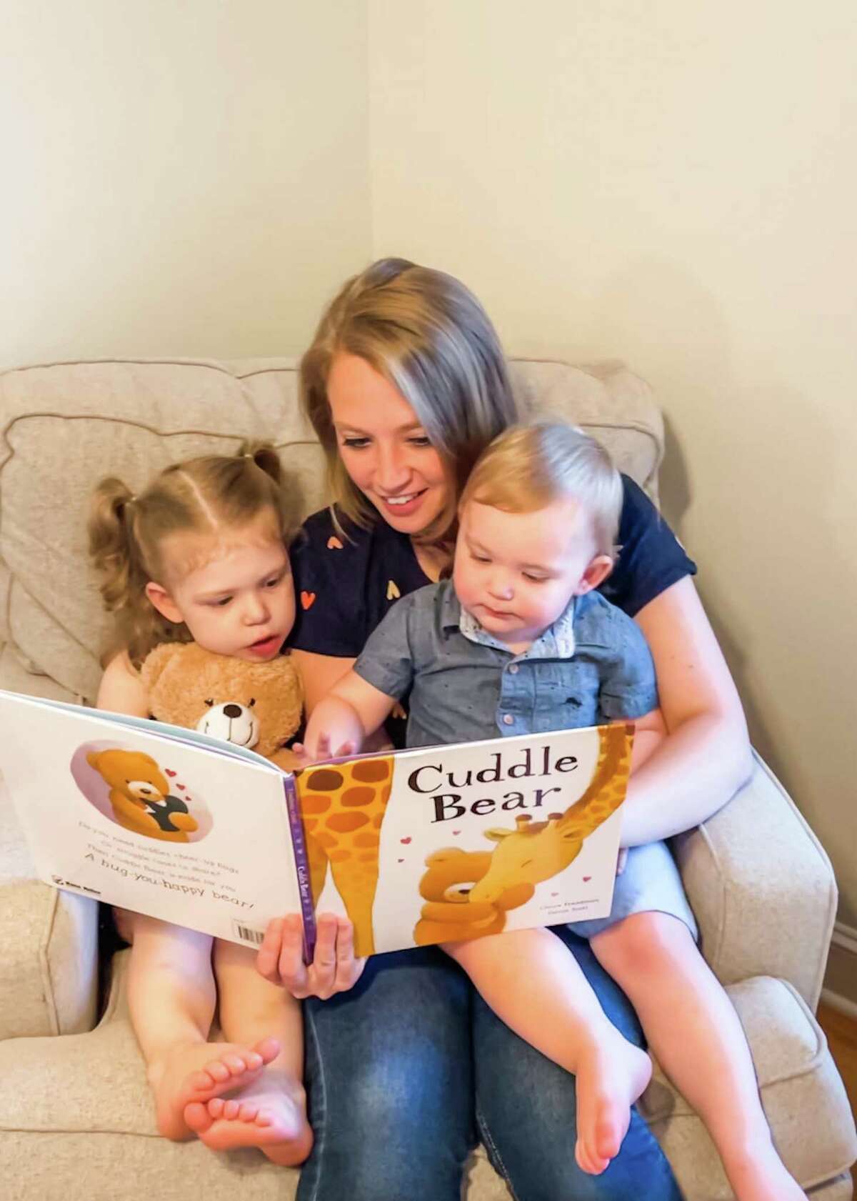 Jaclyn Brunetto and her children read “Cuddle Bear,” the book that the kindergarten teacher is donating to Wilton’s Circle of Care nonprofit.