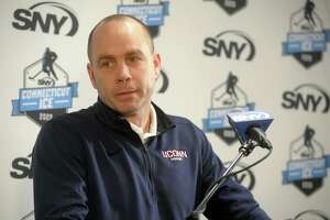 UConn hockey coach agrees to contract extension