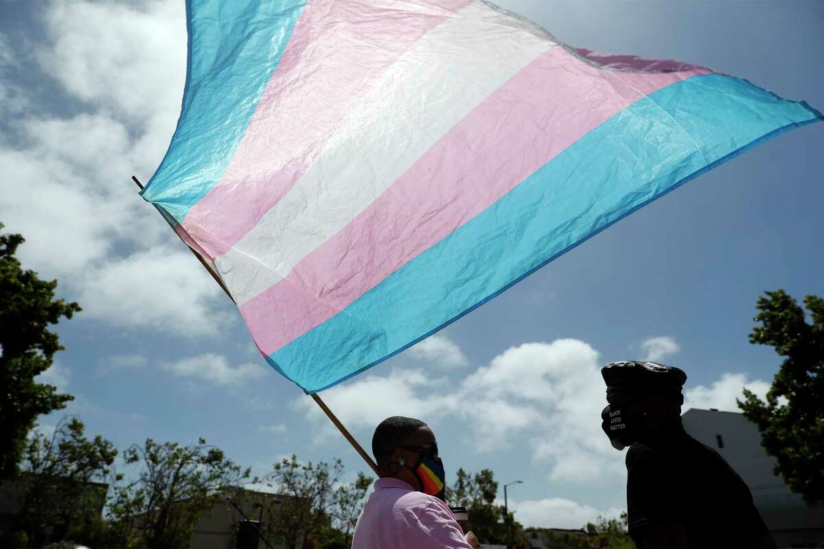 2020年，在玛莎·p·约翰逊团结集会上，旧金山骄傲委员会成员卡罗琳·维辛格挥舞着变性人的旗帜。