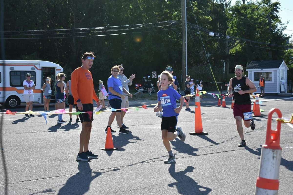 Photos Hundreds of runners the Darien Road Race back