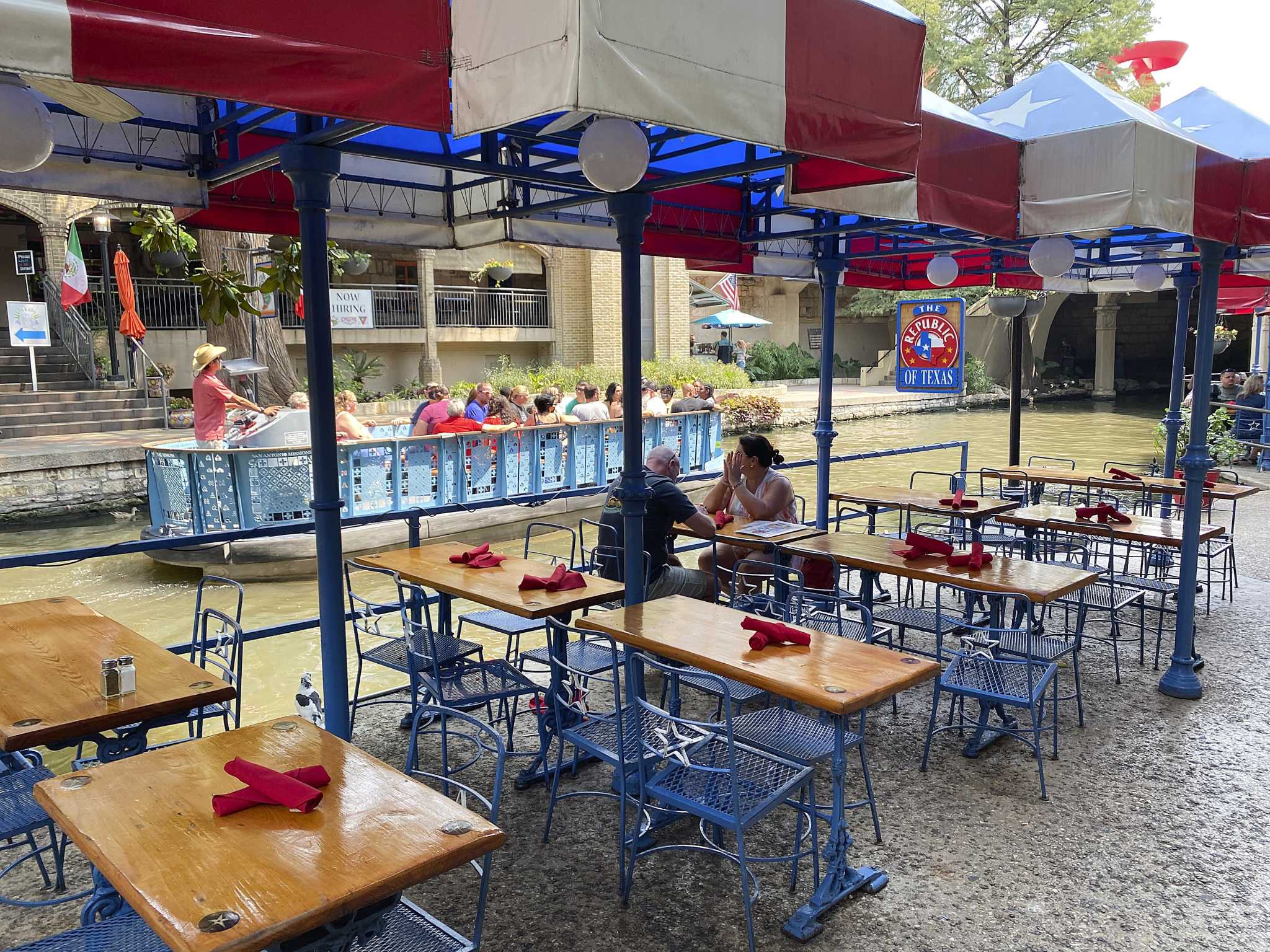 Watch: Brawl breaks out at River Walk restaurant over dinner bill - Vimarsana News