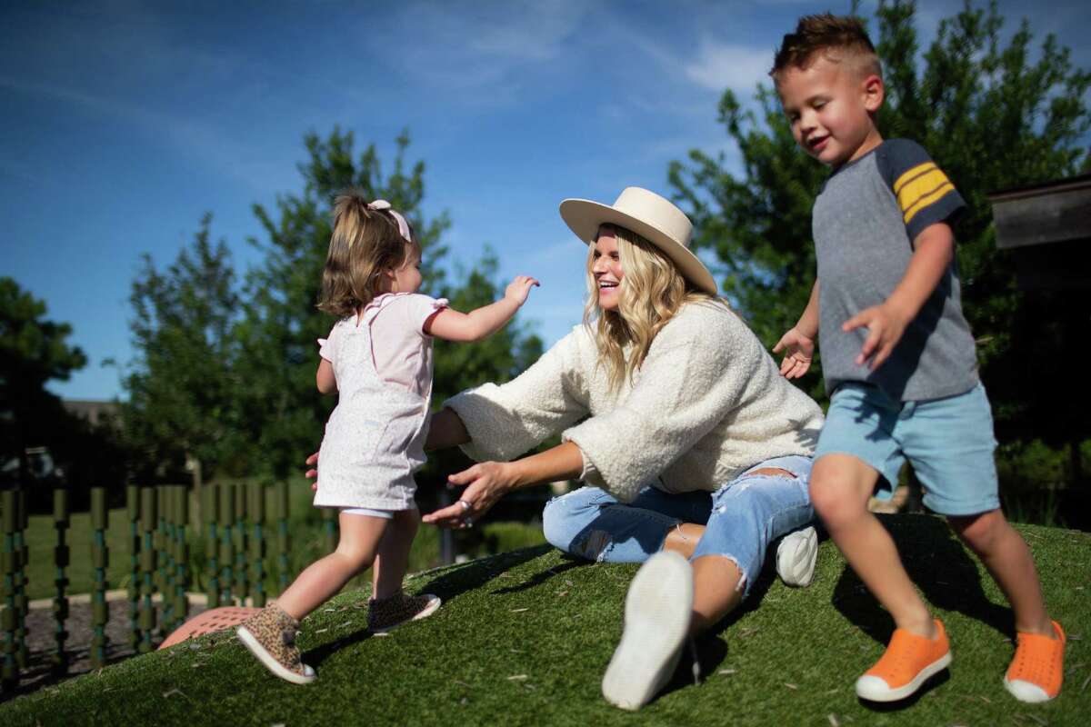 New moms fight for their lives away from newborns, as Houston sees rise in pregnant COVID patients