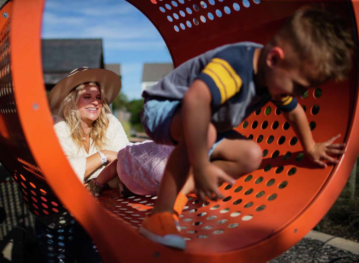 New moms fight for their lives away from newborns, as Houston sees rise in pregnant COVID patients