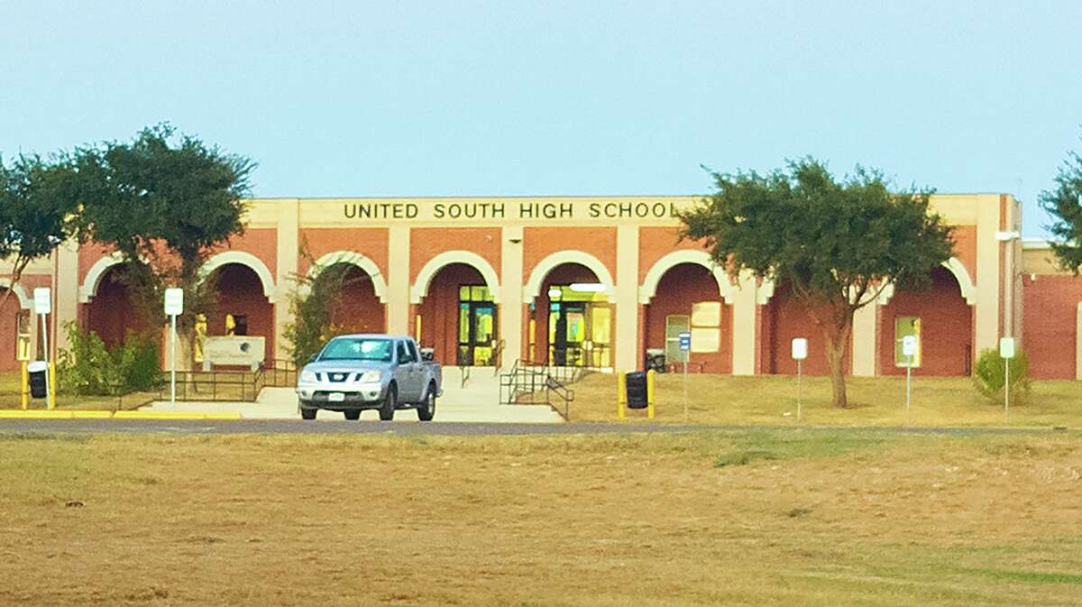 Vista exterior de la preparatoria United South High School desde la avenida México, el miércoles 22 de septiembre de 2021.