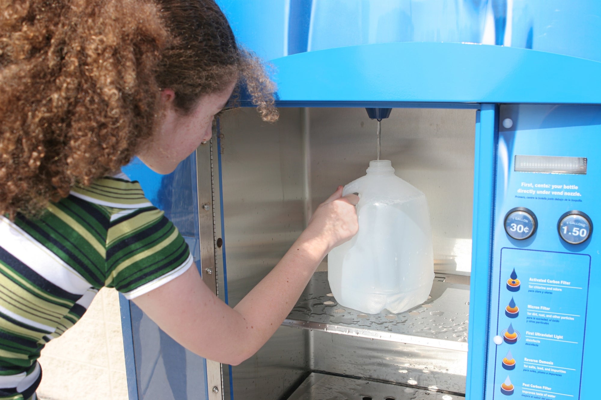 Пена пропускает воду. Аппарат питьевой воды. Питьевая вода из аппарата. Торговый автомат питьевой воды. Точка питьевой воды.
