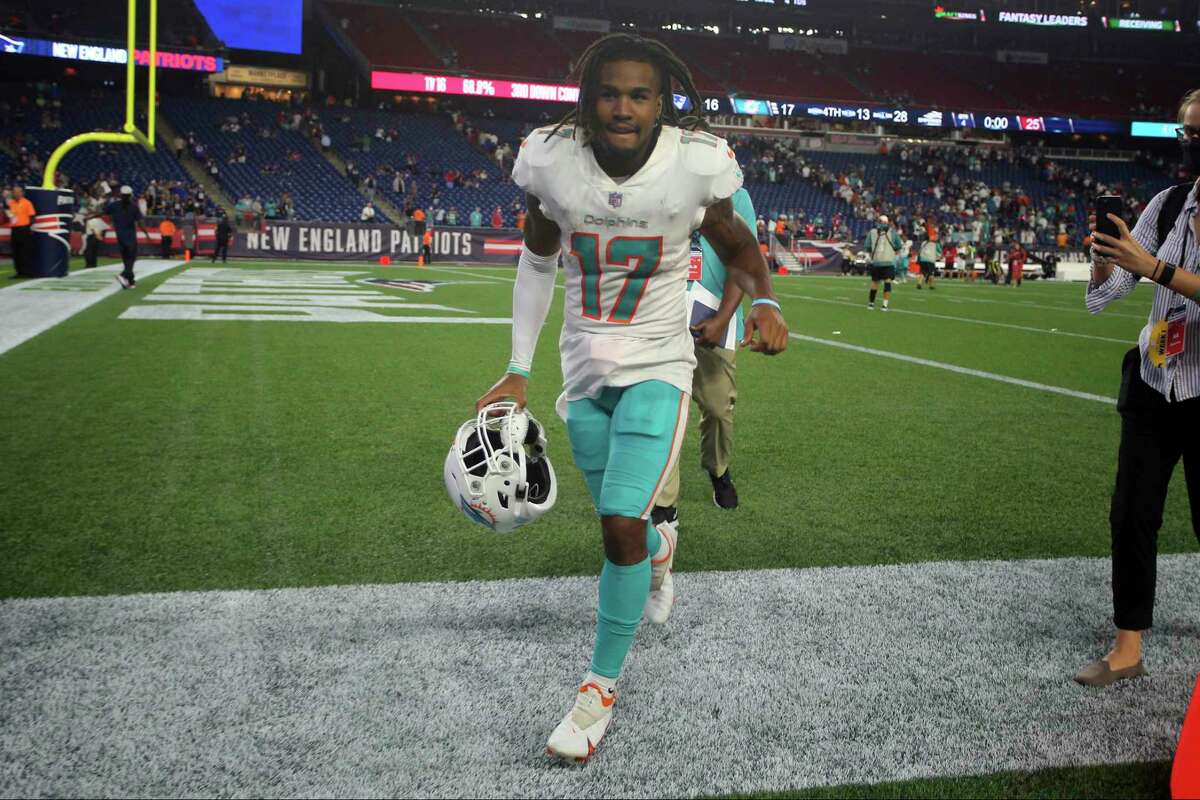 Miami Dolphins wide receiver Jaylen Waddle (17) warms up on the