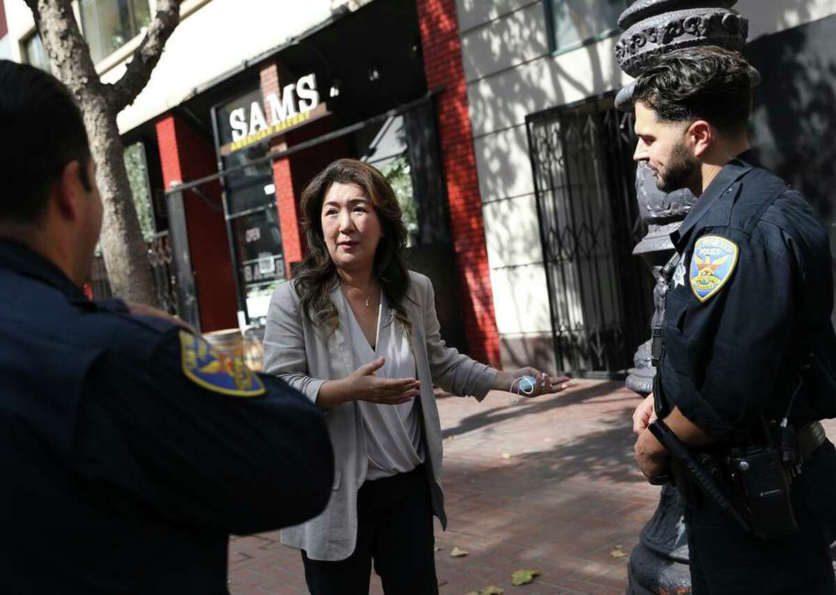 市场街1220号山姆美国餐厅(Sam’s American Eatery)的老板珍妮·金(Jeannie Kim)带着两名警察前来拜访。这位餐馆老板说，她花了25%的时间处理破坏公物和其他犯罪行为。