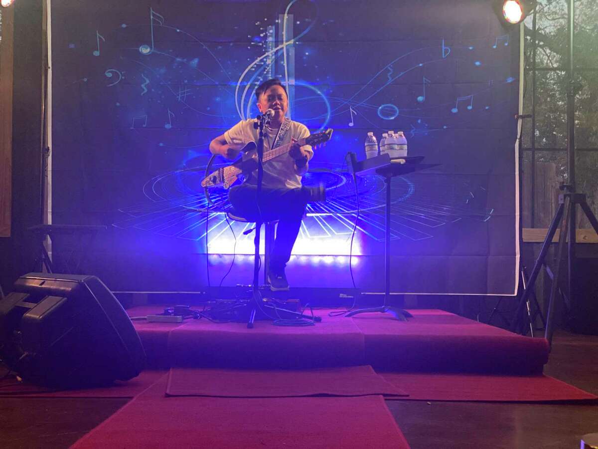 Two entertainers graced the stage at Amelia's Farm and Market in Beaumont on Friday night that some fans may recognize from television.