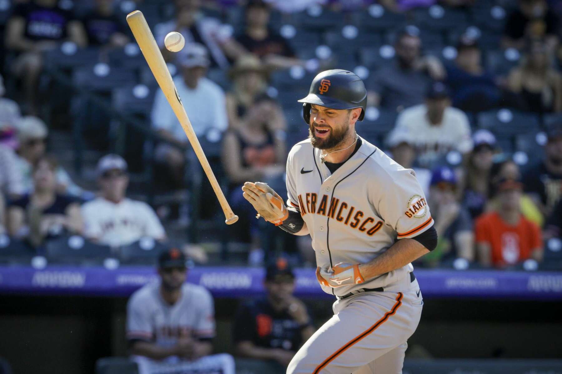 Why Giants' Brandon Belt anointed himself team captain with a taped-on 'C'  vs. Cubs