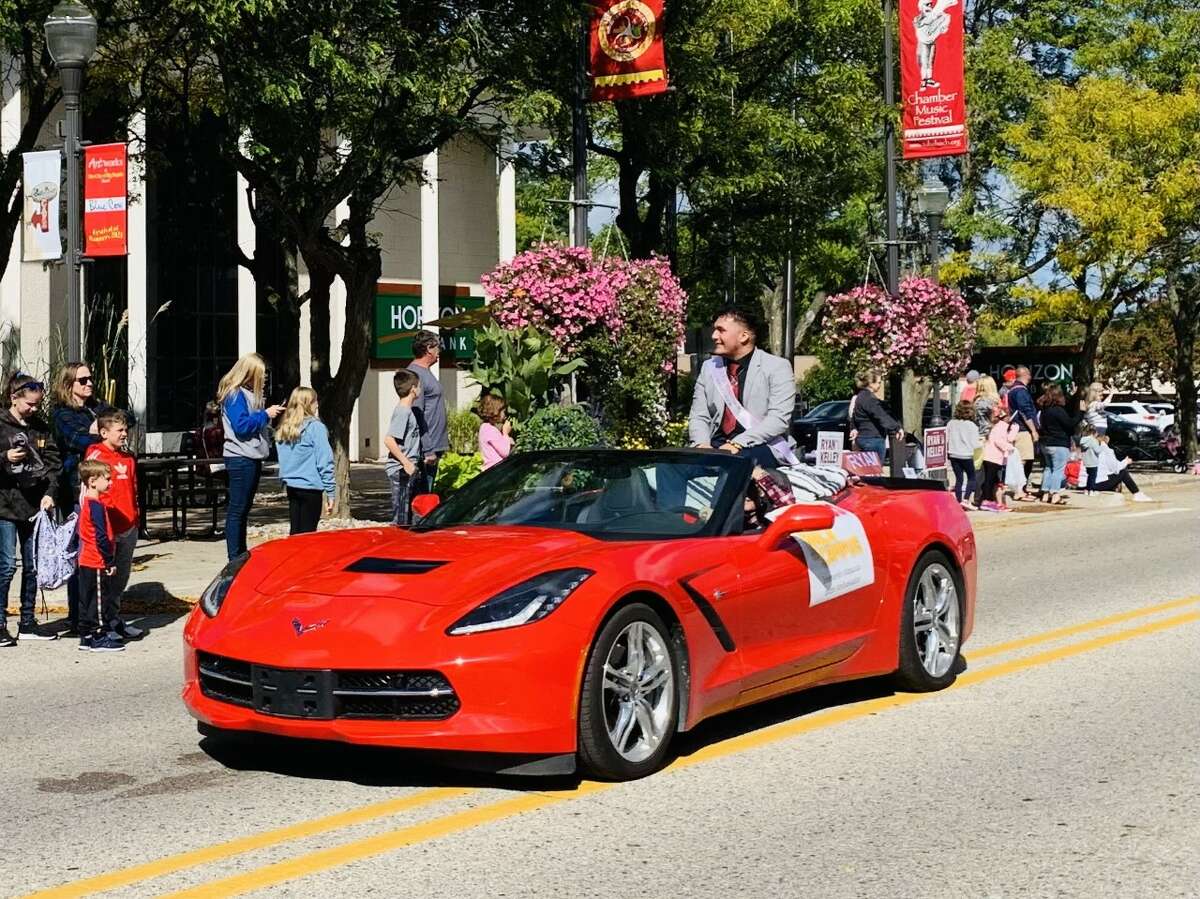 'Go Bulldogs!' Ferris parade draws a crowd