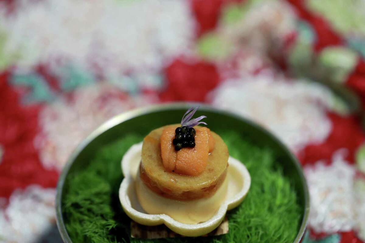 Shota餐厅的uni pate以日本单元鱼壳为特色，配上柚子柿子果酱和鱼子酱。旧金山的omakase餐厅获得了米其林一星。