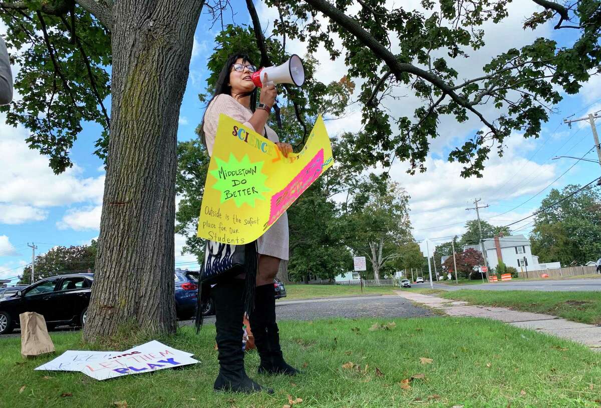 Middletown parent Amy Webster organized a peaceful protest Wednesday at the Dr. Alfred B. Tychsen Administration Building at 311 Hunting Hill Ave. Her goal was to “take a stand” and request the Board of Education to reinstate a 25-minute recess for elementary school students.