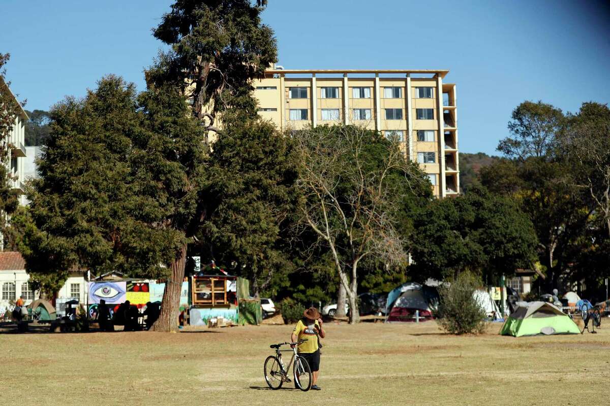 50多年来，伯克利的人民公园一直是一片草地，是无家可归者的避难所，也是20世纪60年代学生和警察发生暴力冲突的地方。加州大学不顾反对者的反对，很可能在那里建房子，反对者认为公园的遗产应该被保留。