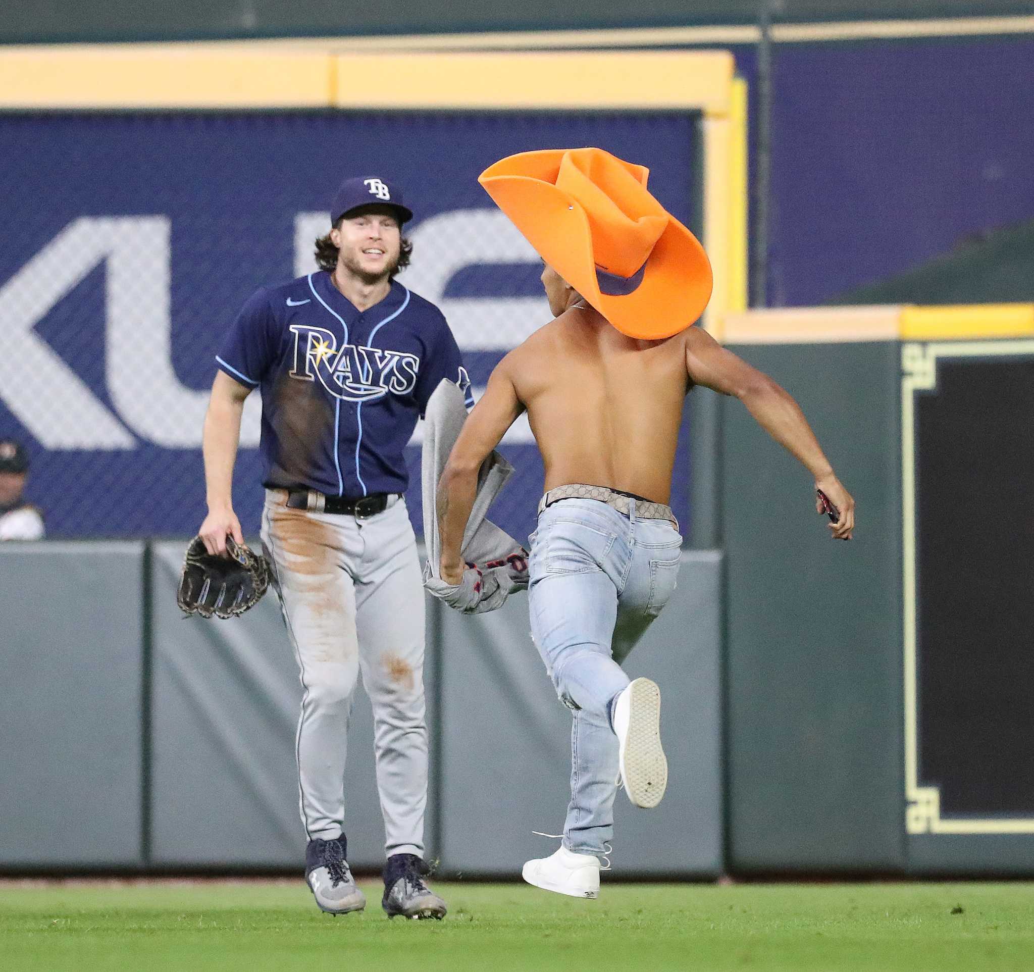 X \ KHOU 11 News Houston على X: #EarnHistory Thousands of fans were at  Minute Maid Park for the #WorldSeries. The @astros fall to @Dodgers , 3-1,  in Game 1. We believe.