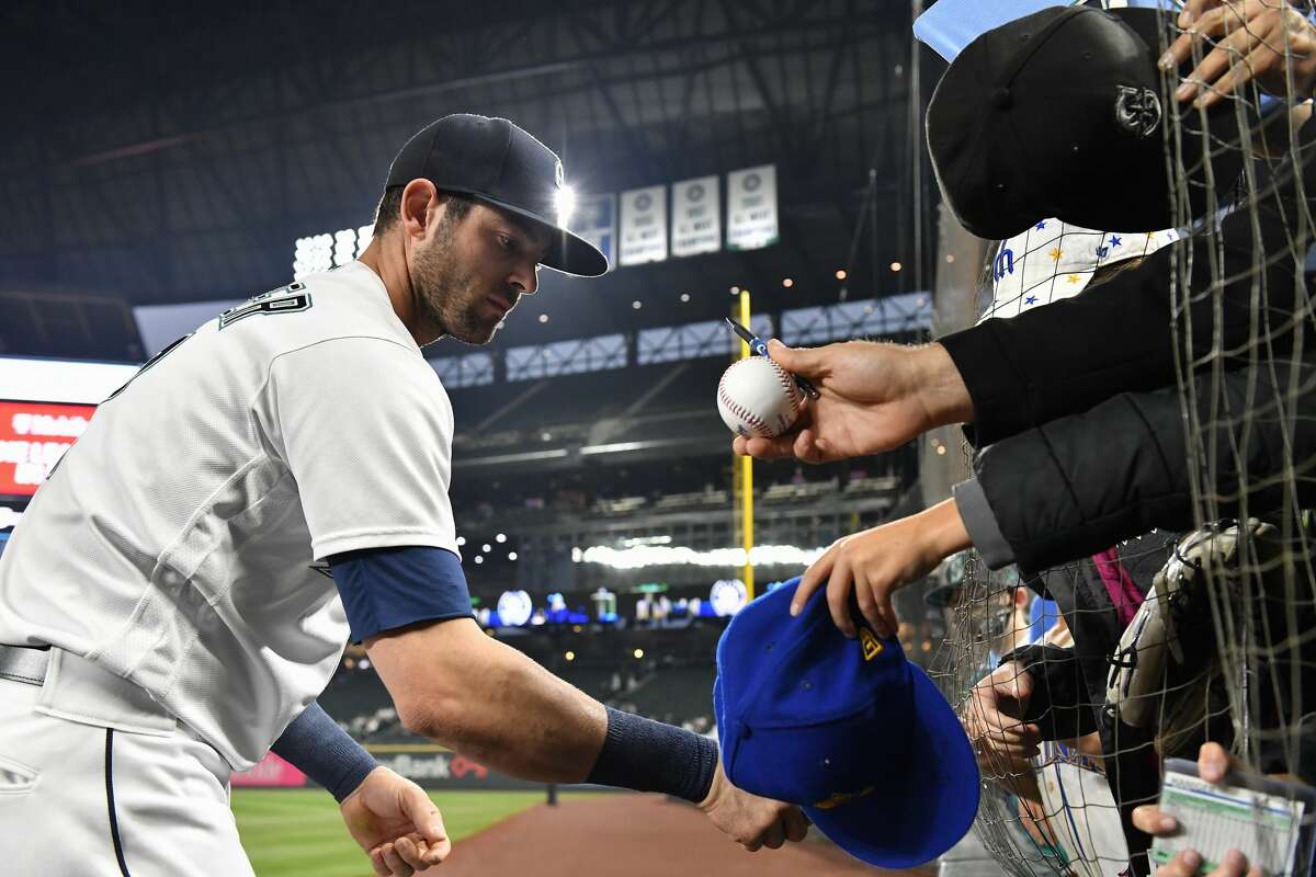 SEATTLE, WASHINGTON - SEPTEMBER 29: Mitch Haniger #17 of the Seattle Mariners signs autographs before the game against the Oakland Athletics at T-Mobile Park on September 29, 2021 in Seattle, Washington. The Mariners won 4-2. (Photo by Alika Jenner/Getty Images)