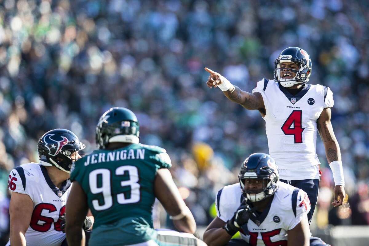 Deshaun Watson of the Houston Texans points out defenders during the first quarter against the Philadelphia Eagles at Lincoln Financial Field on December 23, 2018 in Philadelphia, Pennsylvania.