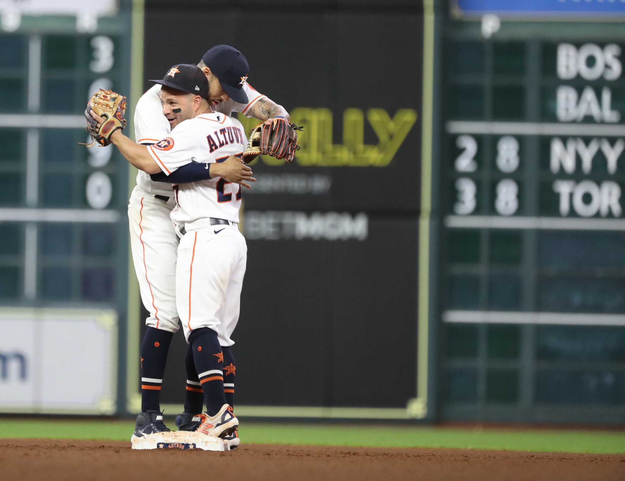 Astros clinch AL West tital with 3-2 win over Rays