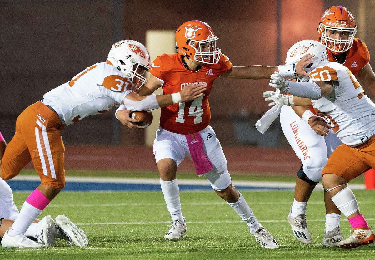 United High School Atzel Chavez dodges the defense during a game against Eagle Pass High School, Friday, Oct. 1, 2021, at the UISD Student Activity Complex.