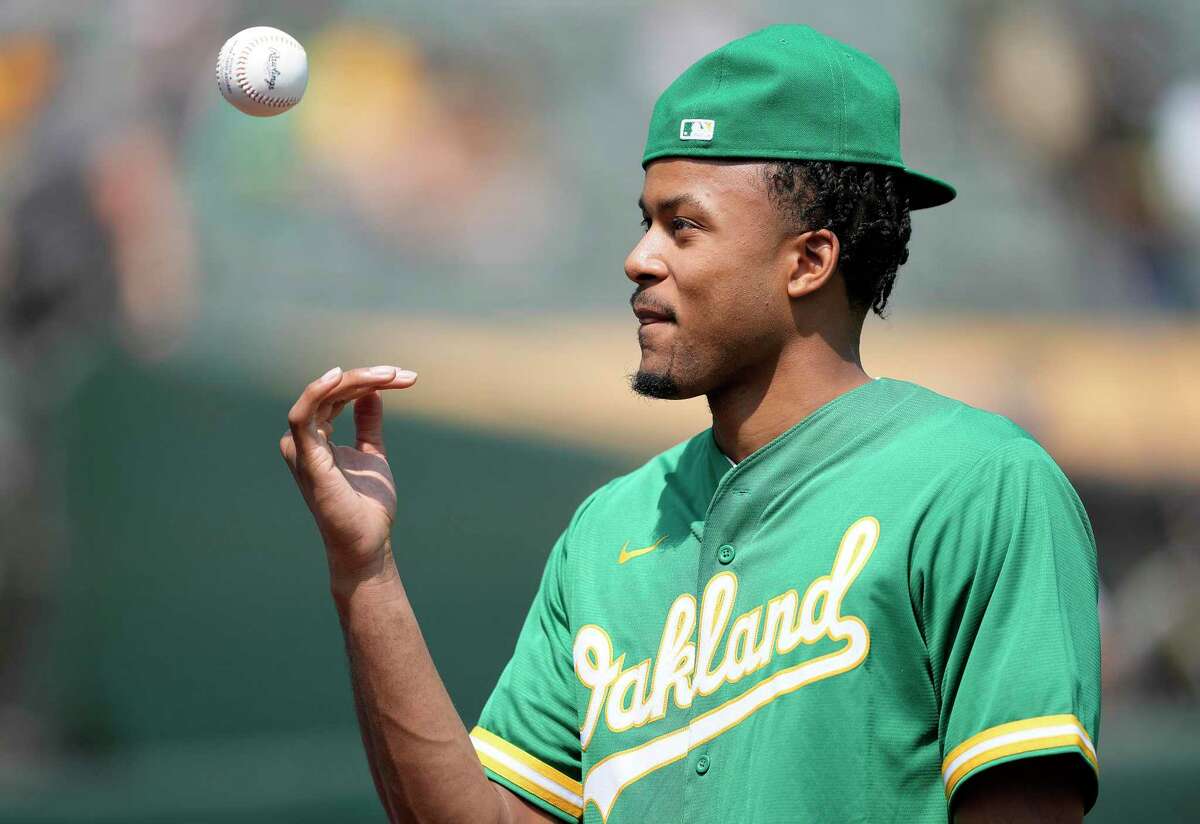OAKLAND, CALIFORNIA - AUGUST 28: Golden State Warriors 2021 first round draft pick Moses Moody prepares to throw out the ceremonial first pitch prior to the start of the game between the New York Yankees and Oakland Athletics at RingCentral Coliseum on August 28, 2021 in Oakland, California. (Photo by Thearon W. Henderson/Getty Images)