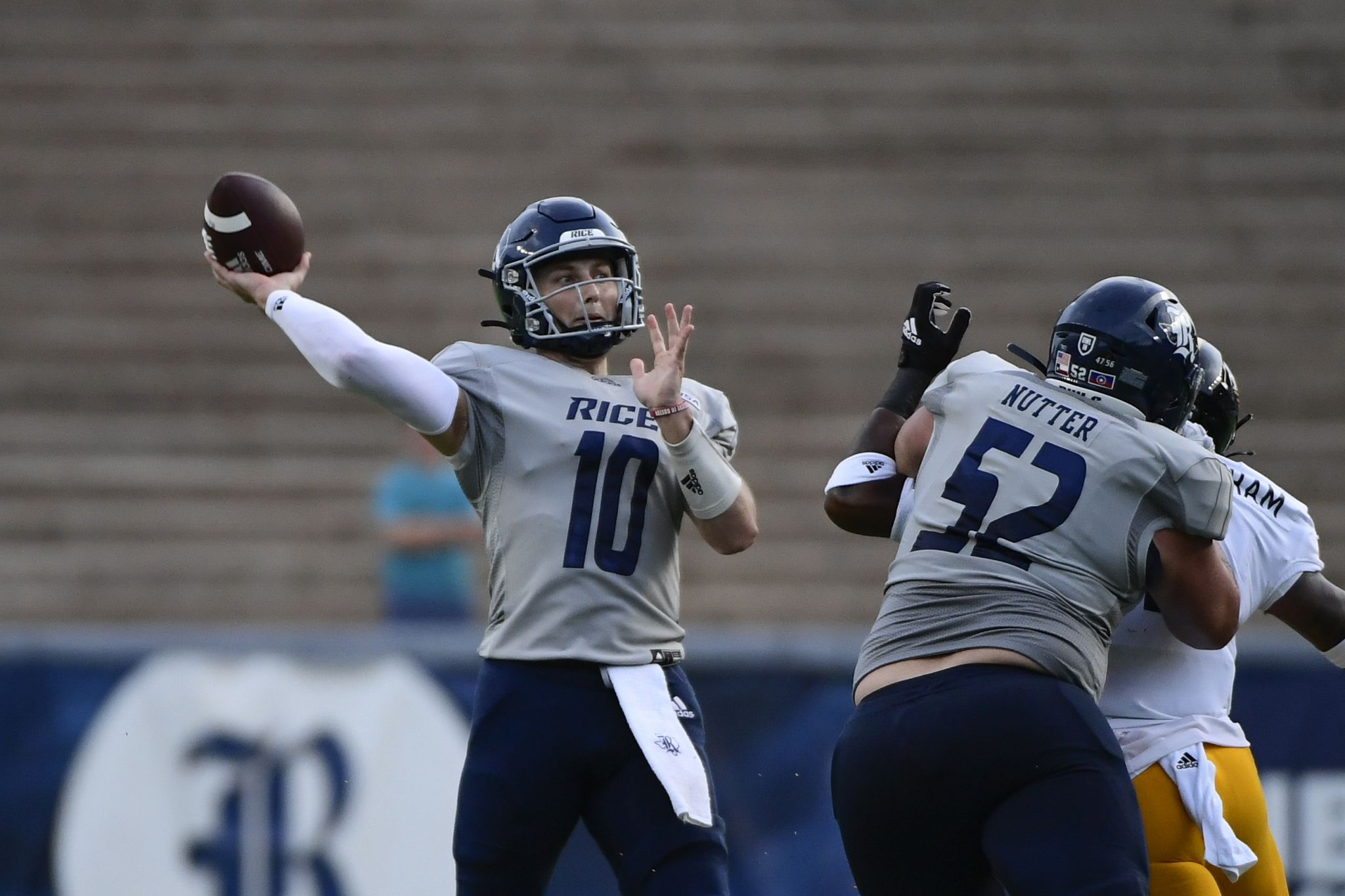 How UTSA QB Frank Harris Has Led the Team to an Undefeated Record - Stadium