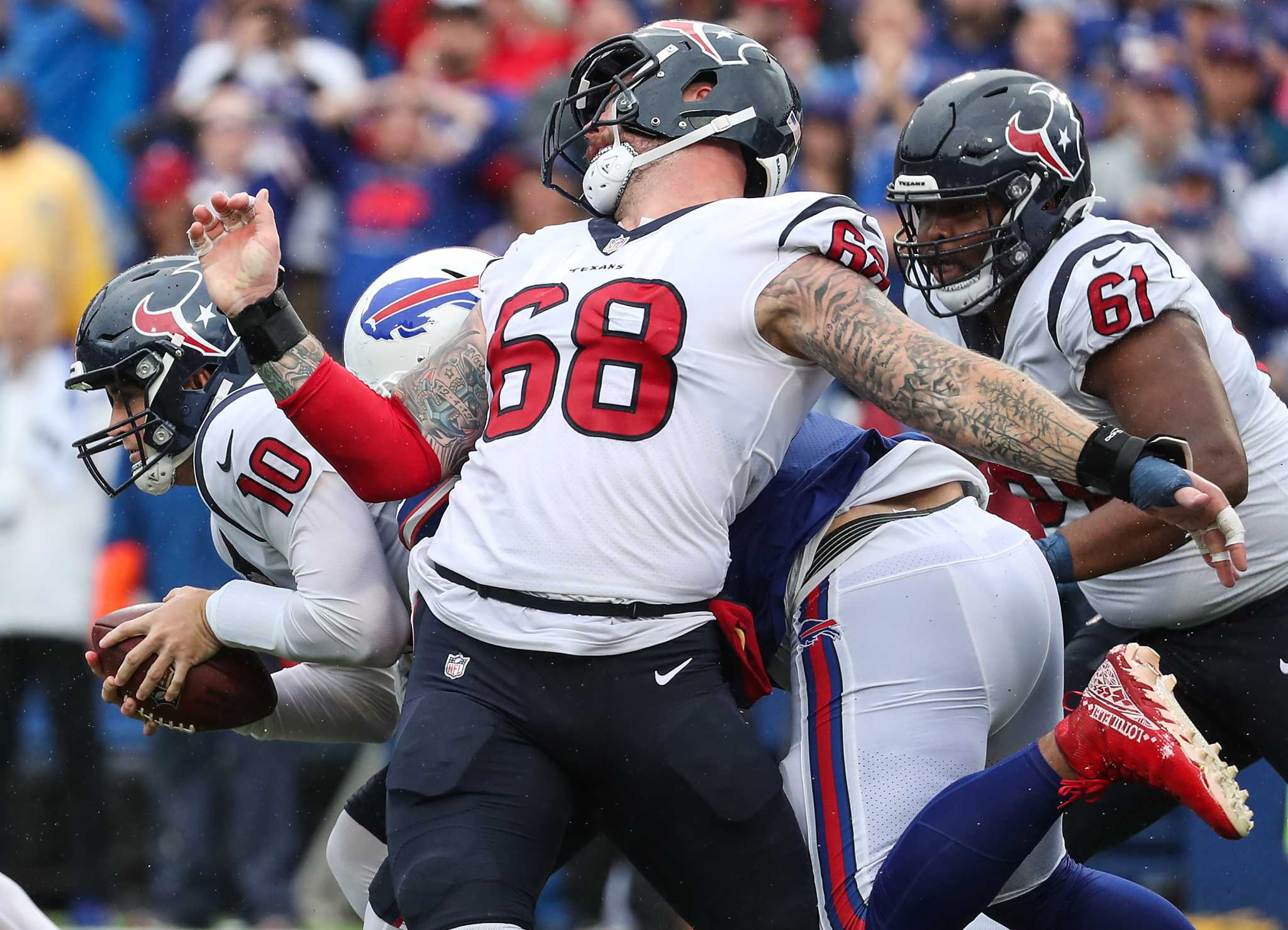 Charles Omenihu cheers on Deshaun Watson against Texans