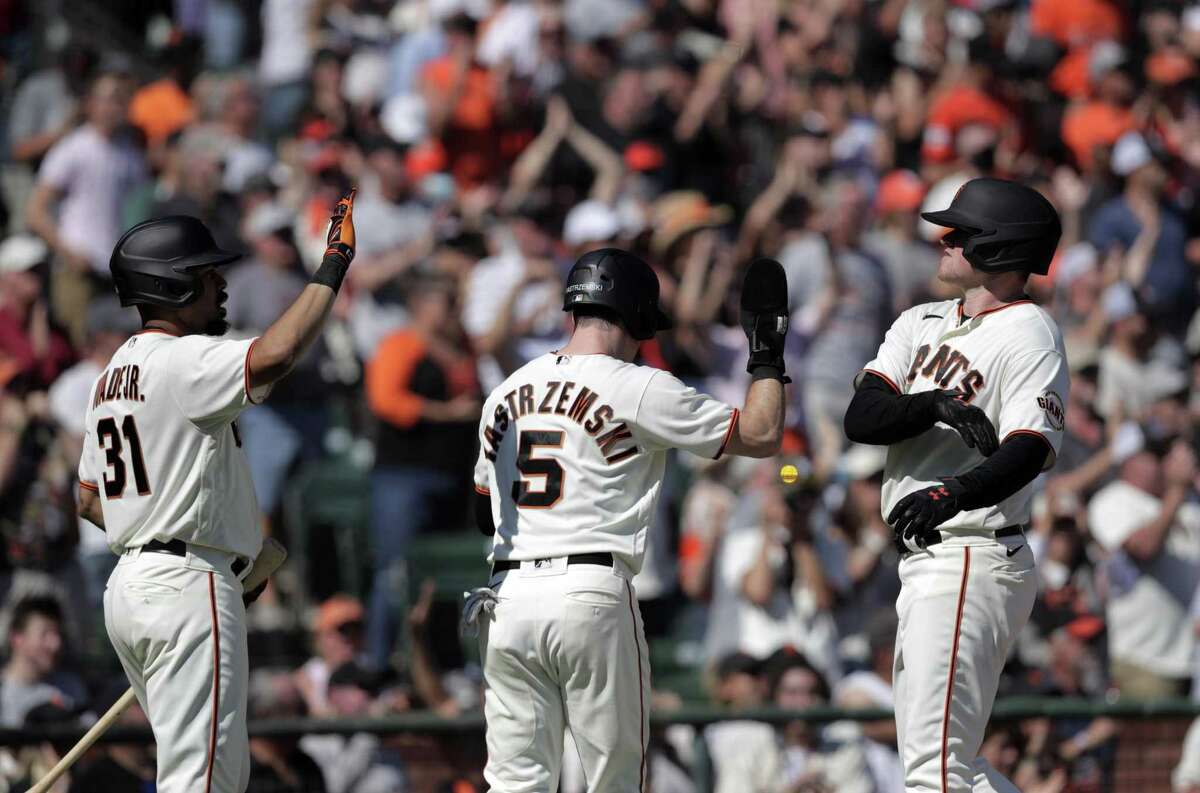 Giants revel in NL West title win, 10/03/2021