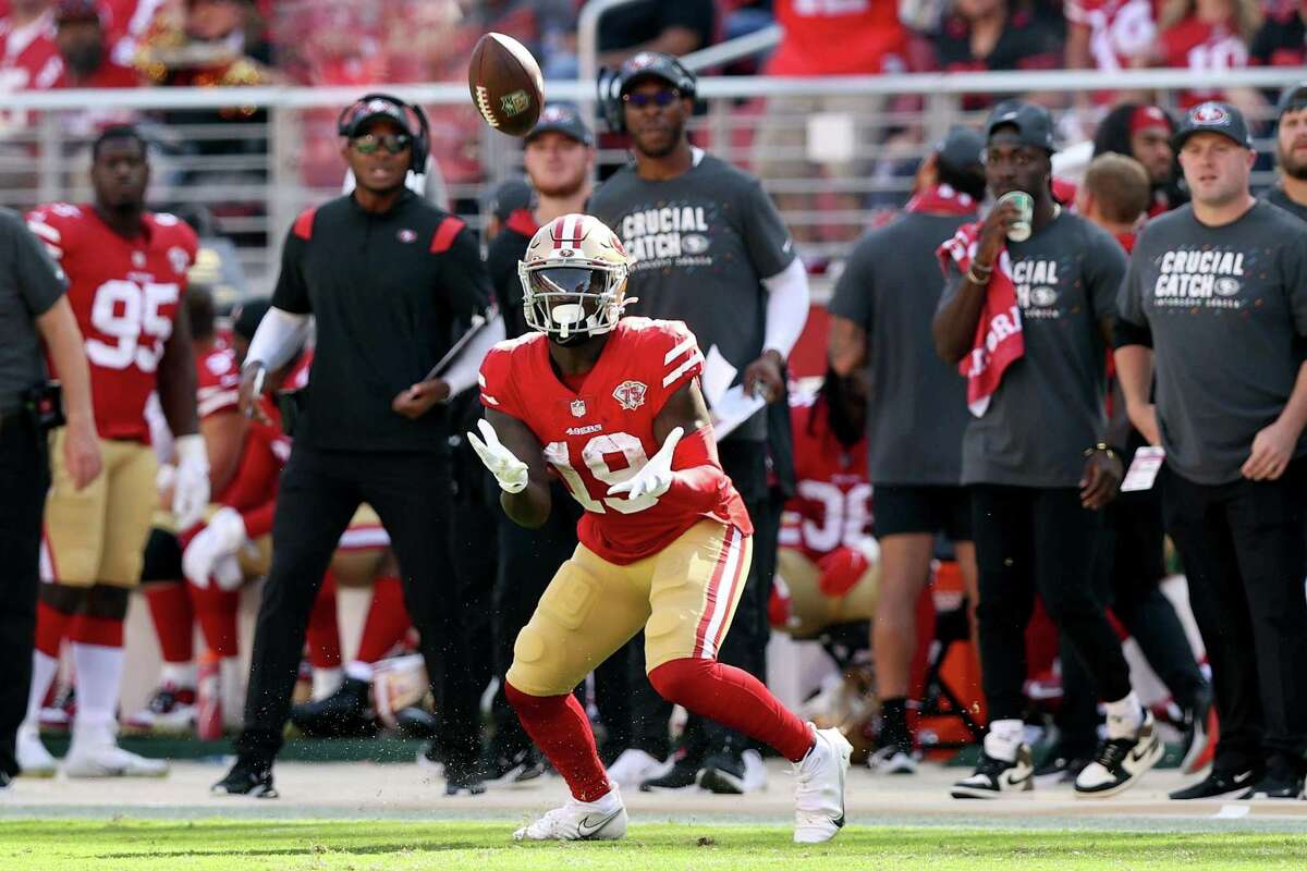SANTA CLARA, CALIFORNIA - OCTOBER 03: Deebo Samuel #19 of the San Francisco 49ers catches the ball and runs for a touchdown during the third quarter against the Seattle Seahawks at Levi's Stadium on October 03, 2021 in Santa Clara, California. (Photo by Ezra Shaw/Getty Images)