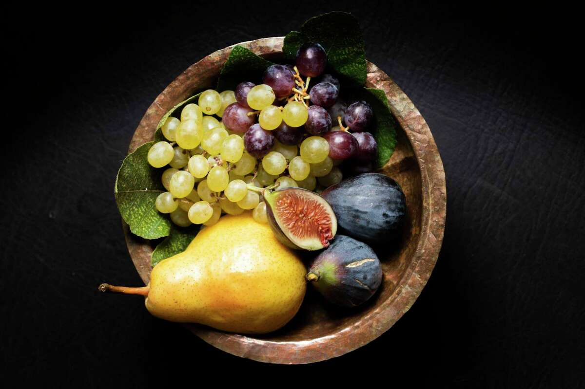 2021年9月29日，周三，加州伯克利，潘尼斯之家的铜碗里的水果。