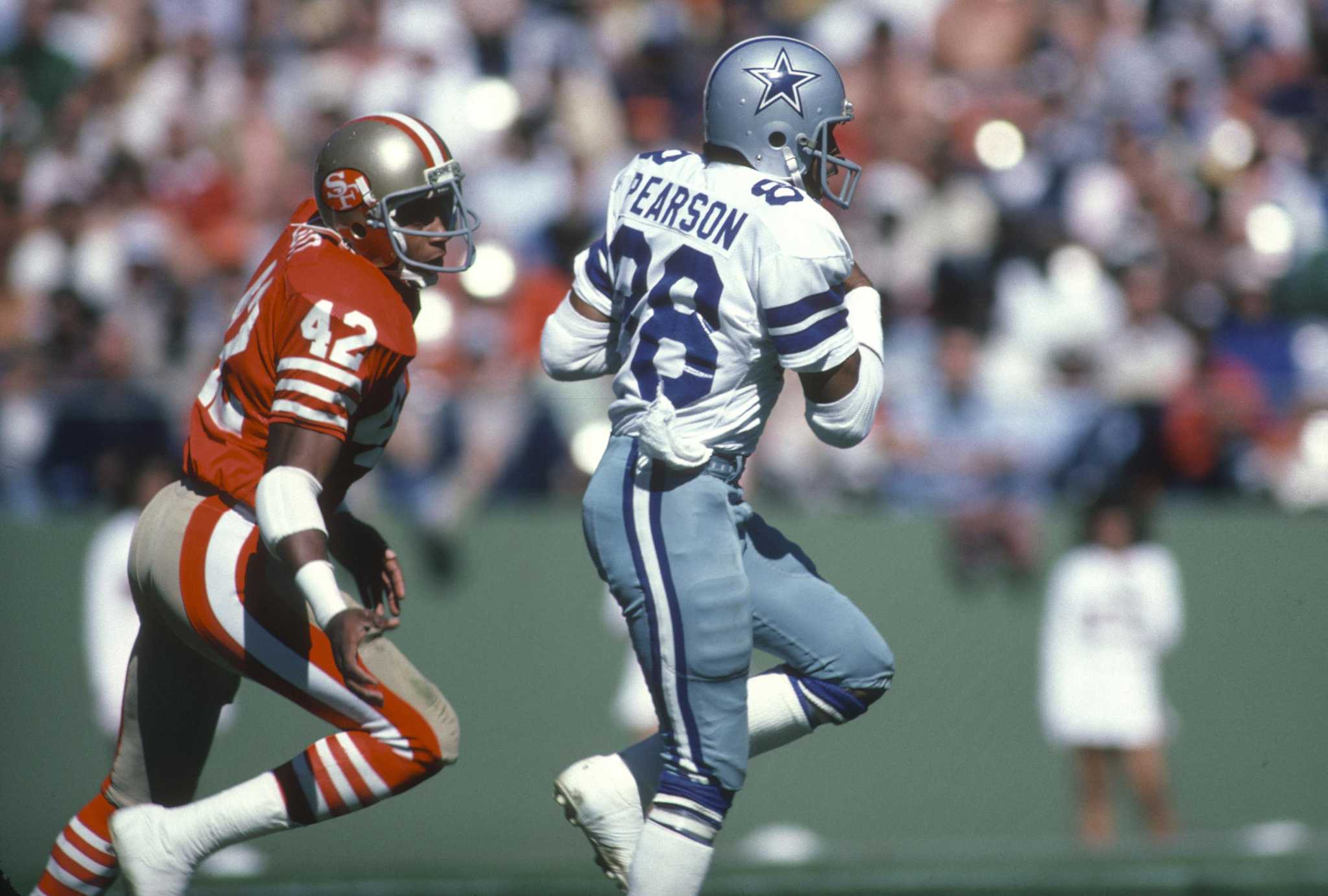 Dallas Cowboys wide receiver Drew Pearson runs with the football News  Photo - Getty Images