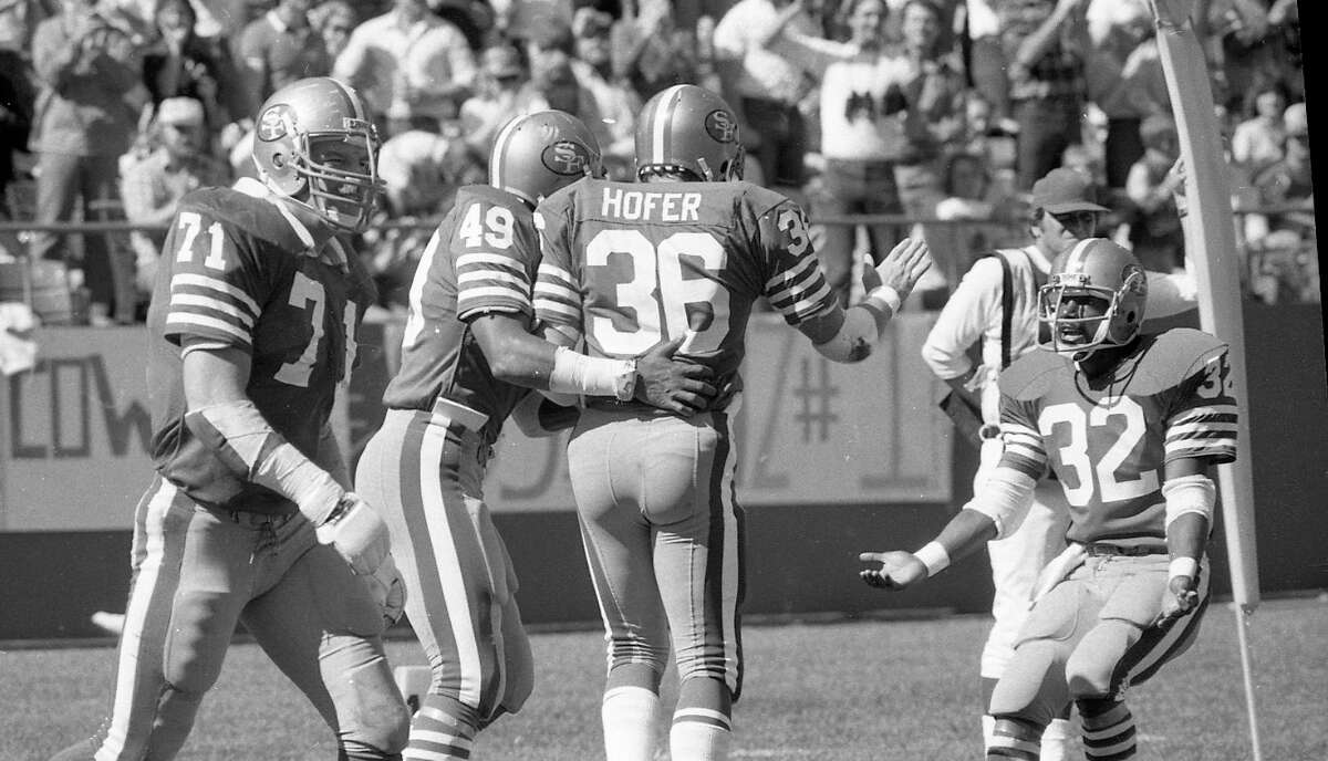 Paul Hofer of the San Francisco 49ers fakes the handoff from News Photo  - Getty Images