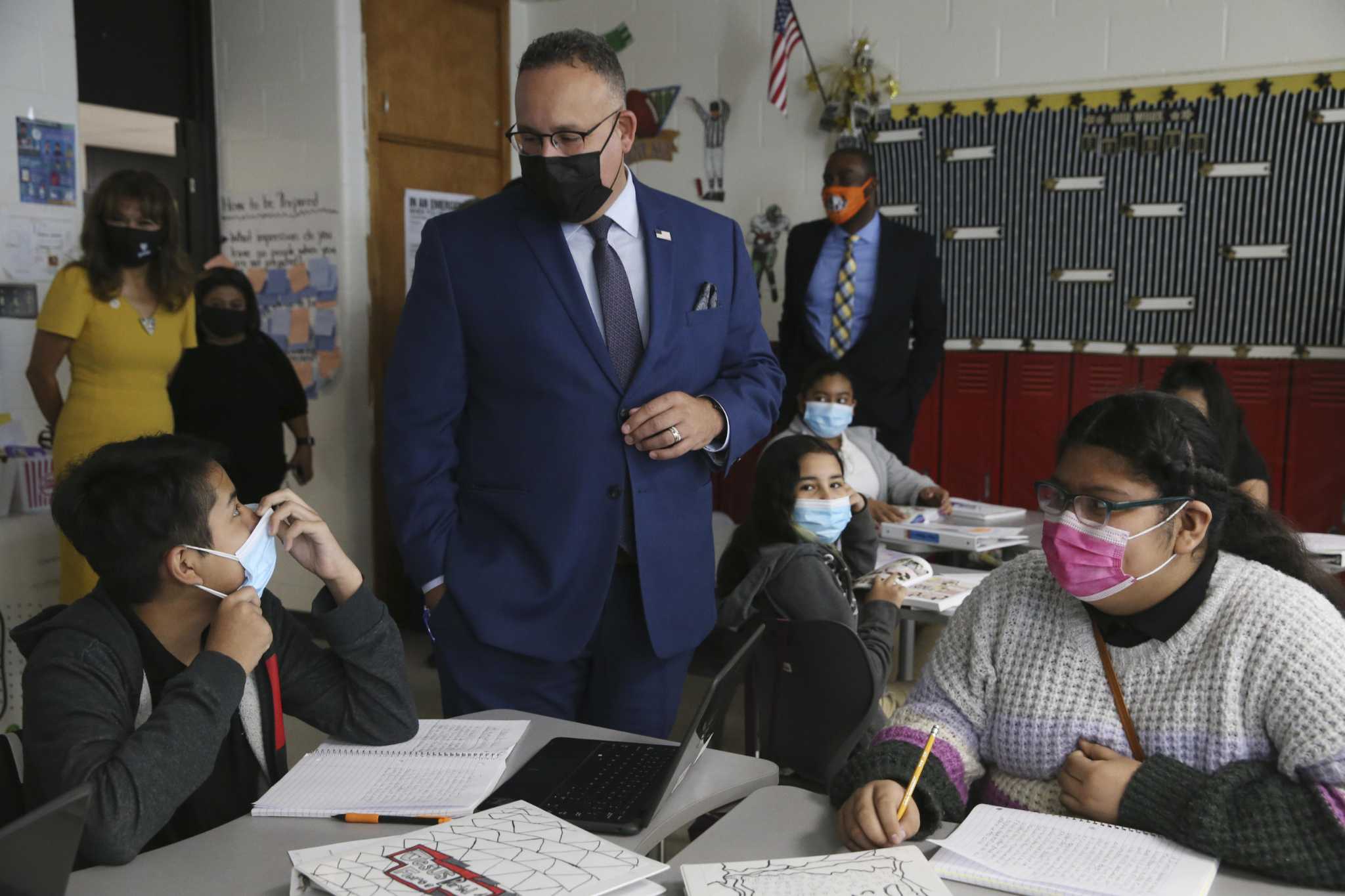 Dropping in on San Antonio, U.S. education secretary visits Edgewood ISD middle school - Vimarsana News