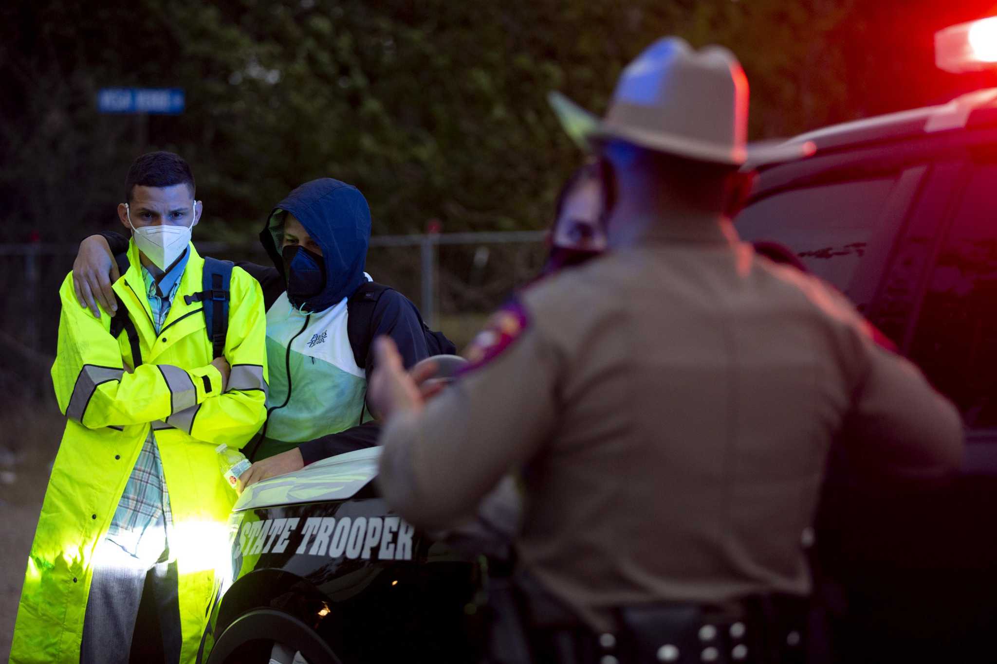 Chaotic rollout of Gov. Abbott's migrant arrest plan fuels claims of violated rights - Vimarsana News