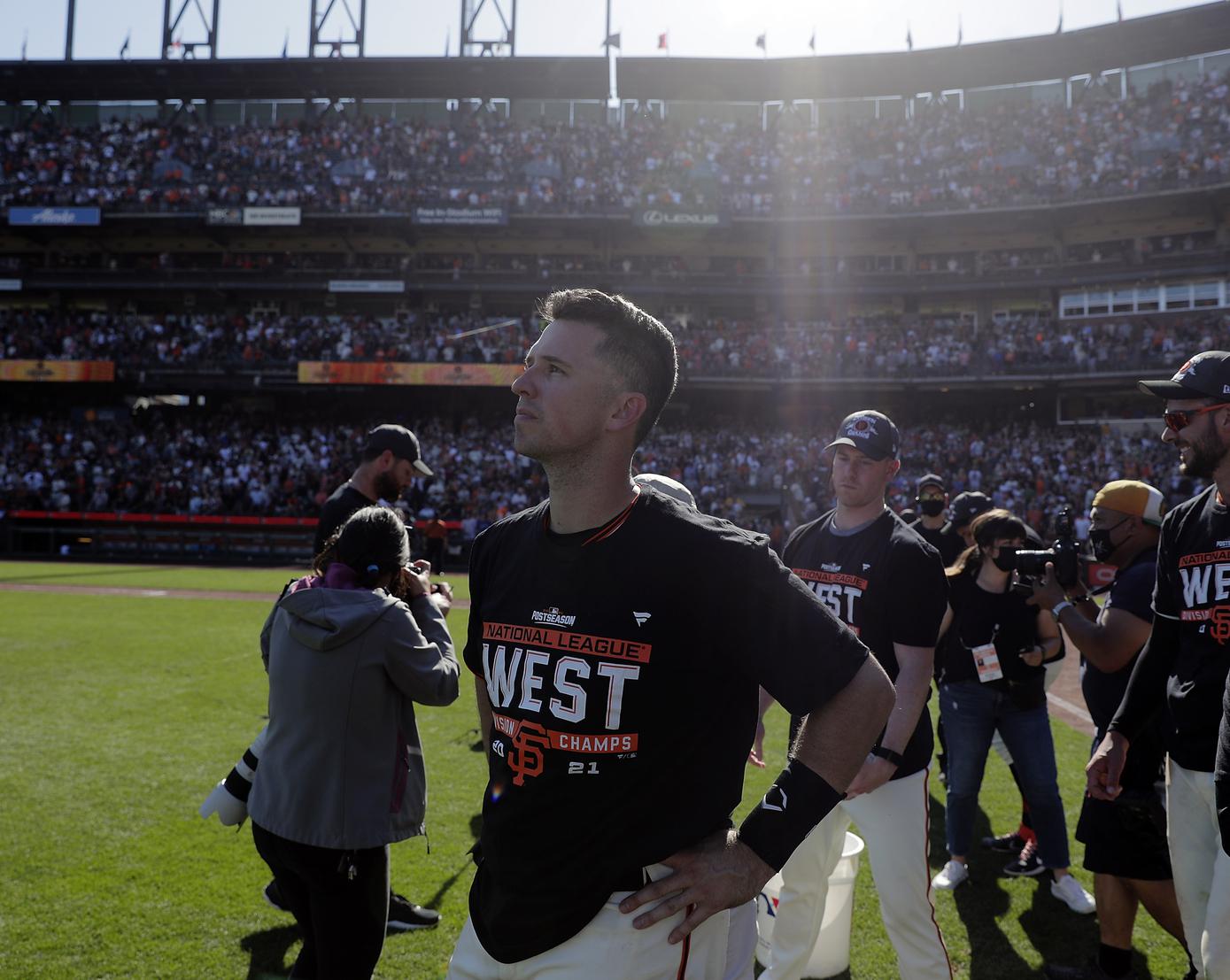 Giants fans send off three-time World Series champion with standing ovation  in final career game