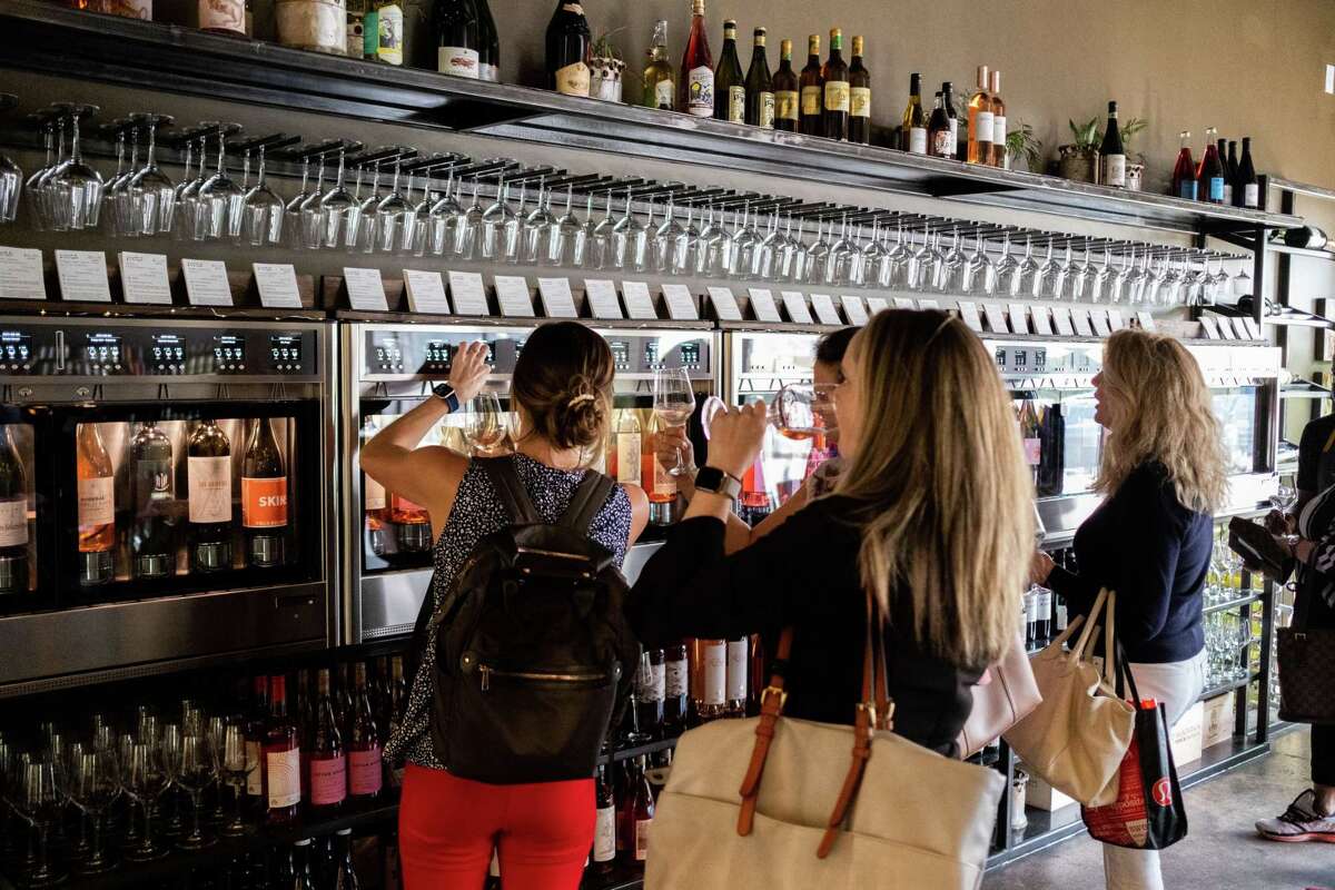 Le Roots Wine Bar propose un programme de vins amusant via une machine à vin enomatic.