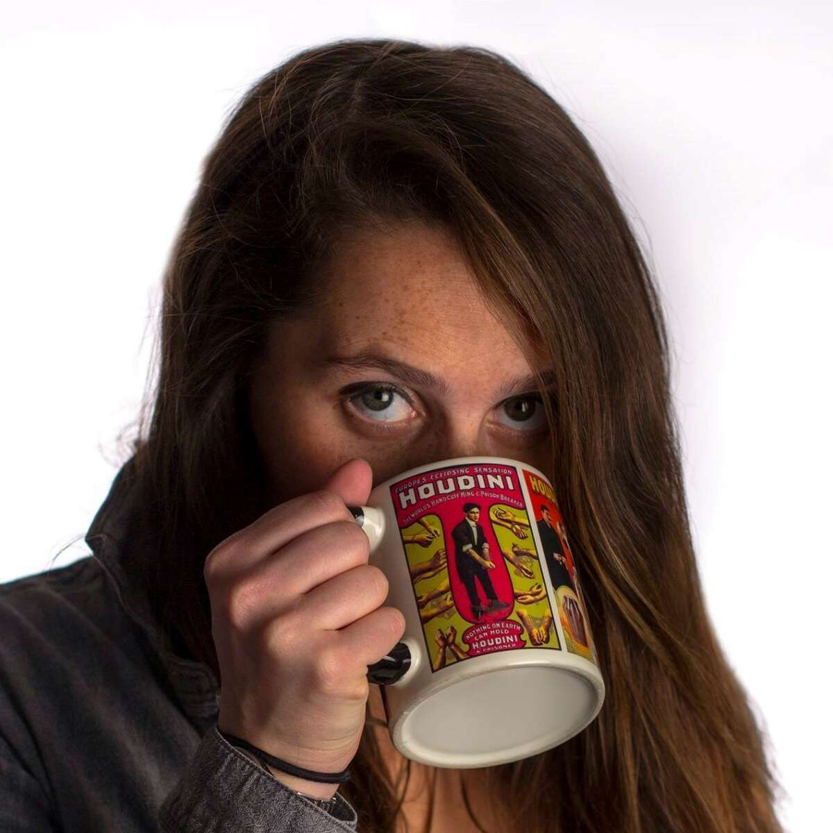 Dana Herz is a stand-up comedian/magician from California. She grew up under the guardianship of her magician father, Bill Herz, in Greenwich, Connecticut.