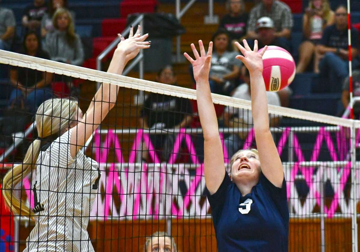Plainview suffered a 3-0 loss to Canyon Randall in a District 3-5A volleyball game on Friday afternoon in the Dog House. 