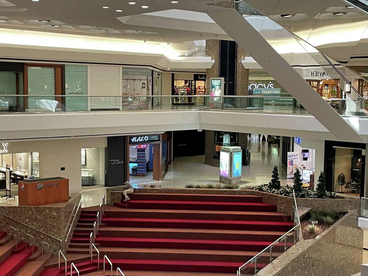 Mayoral candidates Caroline Simmons and Bobby Valentine said that they are concerned by the recent closings and ongoing vacancies at Stamford Town Center but that they want to support the mall’s owners.