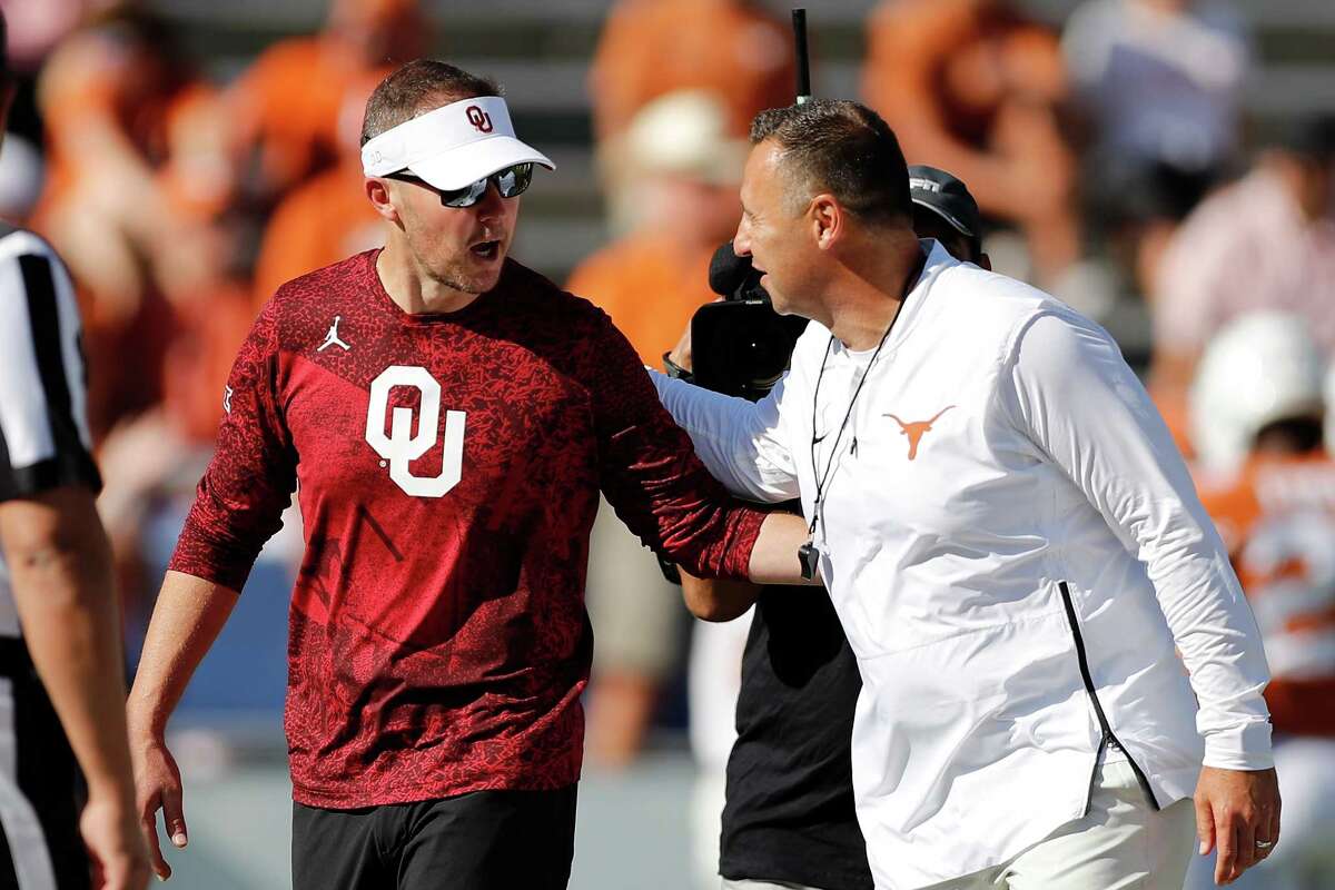 DALLAS, TEXAS - OCTOBER 09: Head coach Lincoln Riley of the Oklahoma Sooners greets head coach Steve Sarkisian of the Texas Longhorns before the 2021 AT&T Red River Showdown at Cotton Bowl on October 09, 2021 in Dallas, Texas.