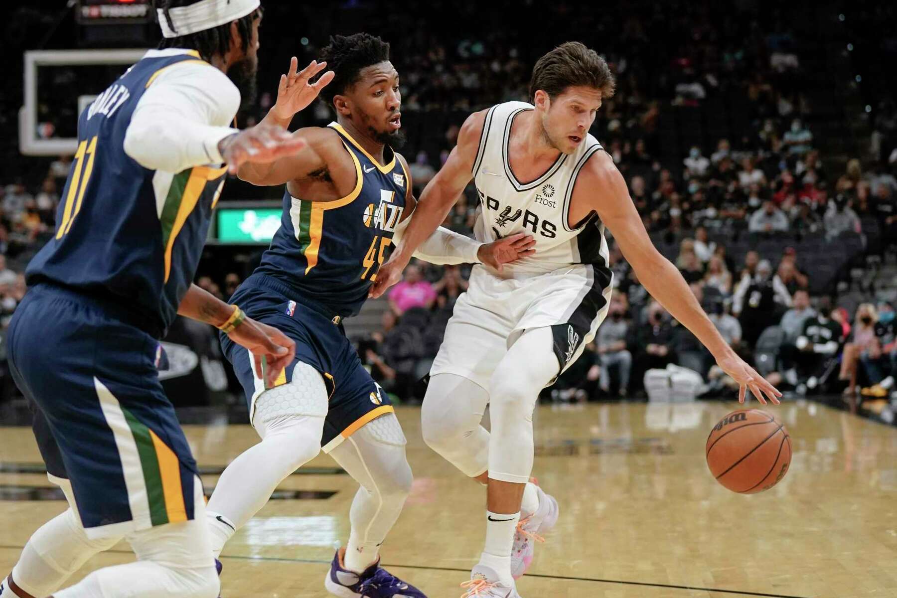 san-antonio-spurs-random-system-suits-doug-mcdermott