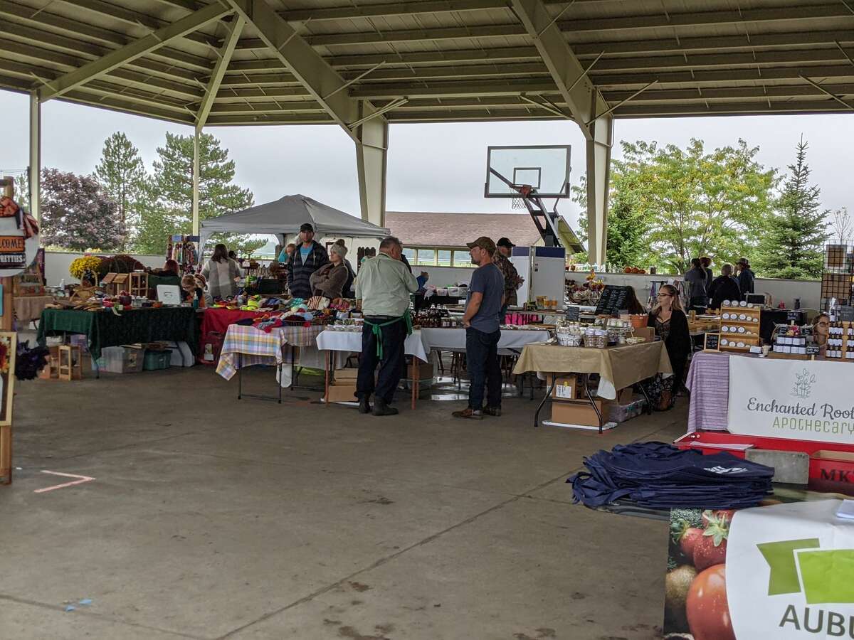Sekitar 2.000 orang menghadiri Auburn Holly-ween Daze tahunan kedua di Auburn Farmers Market hari Sabtu. Ada 85 vendor, musik, makanan, pemeriksaan penglihatan anak gratis dan banyak lagi.