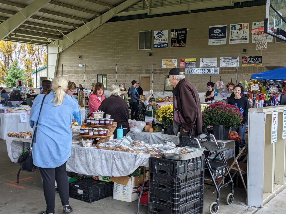 Sekitar 2.000 orang menghadiri Auburn Holly-ween Daze tahunan kedua di Auburn Farmers Market hari Sabtu. Ada 85 vendor, musik, makanan, pemeriksaan penglihatan anak gratis dan banyak lagi.