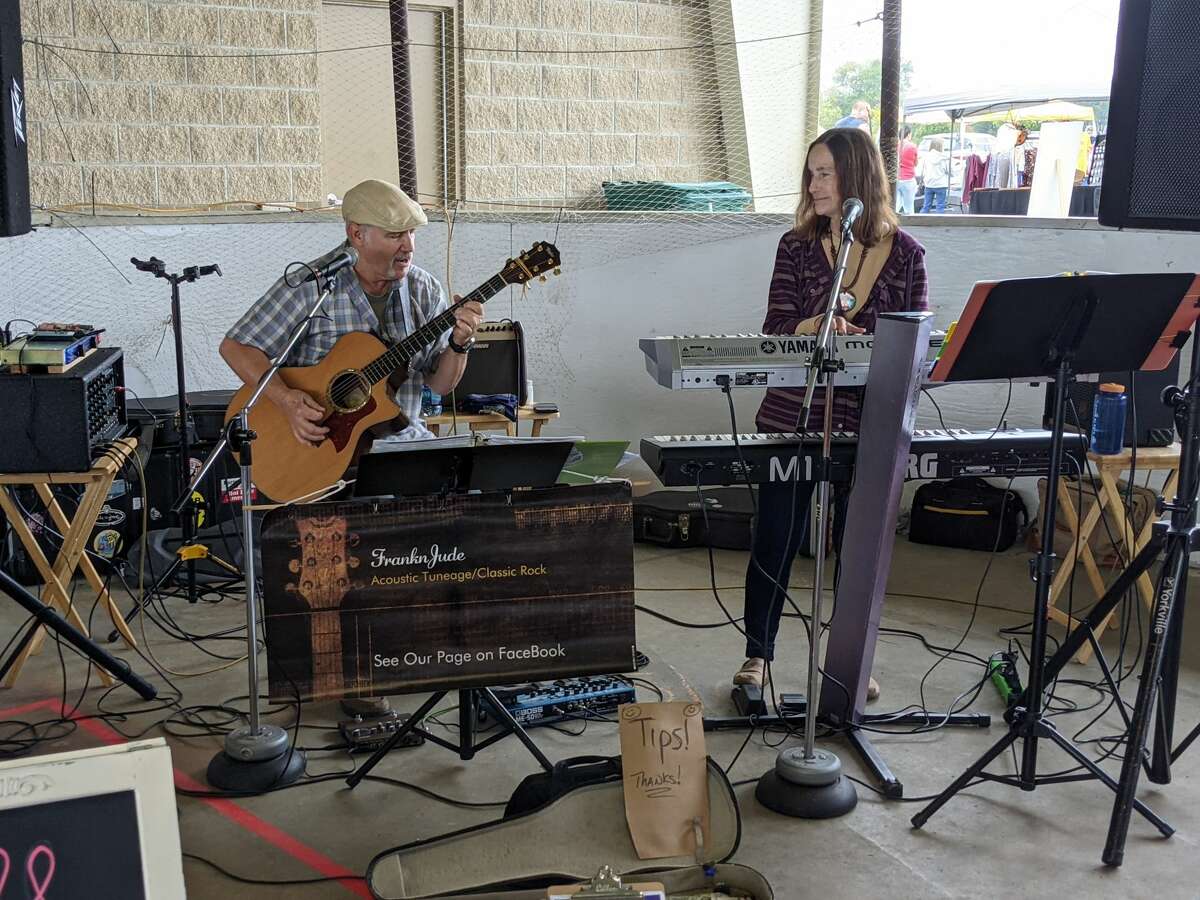 Sekitar 2.000 orang menghadiri Auburn Holly-ween Daze tahunan kedua di Auburn Farmers Market hari Sabtu. Ada 85 vendor, musik, makanan, pemeriksaan penglihatan anak gratis dan banyak lagi.