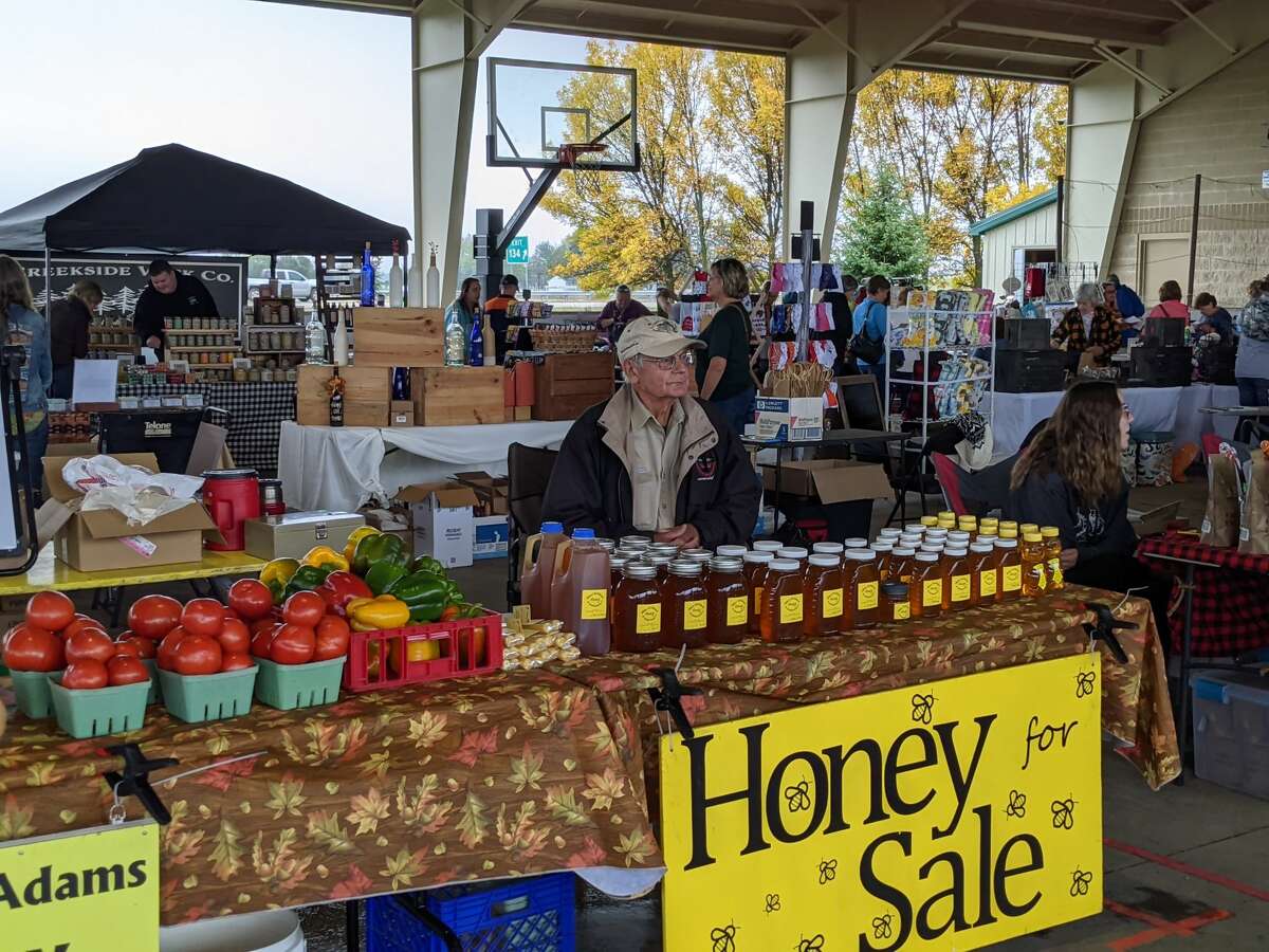 Sekitar 2.000 orang menghadiri Auburn Holly-ween Daze tahunan kedua di Auburn Farmers Market hari Sabtu. Ada 85 vendor, musik, makanan, pemeriksaan penglihatan anak gratis dan banyak lagi.