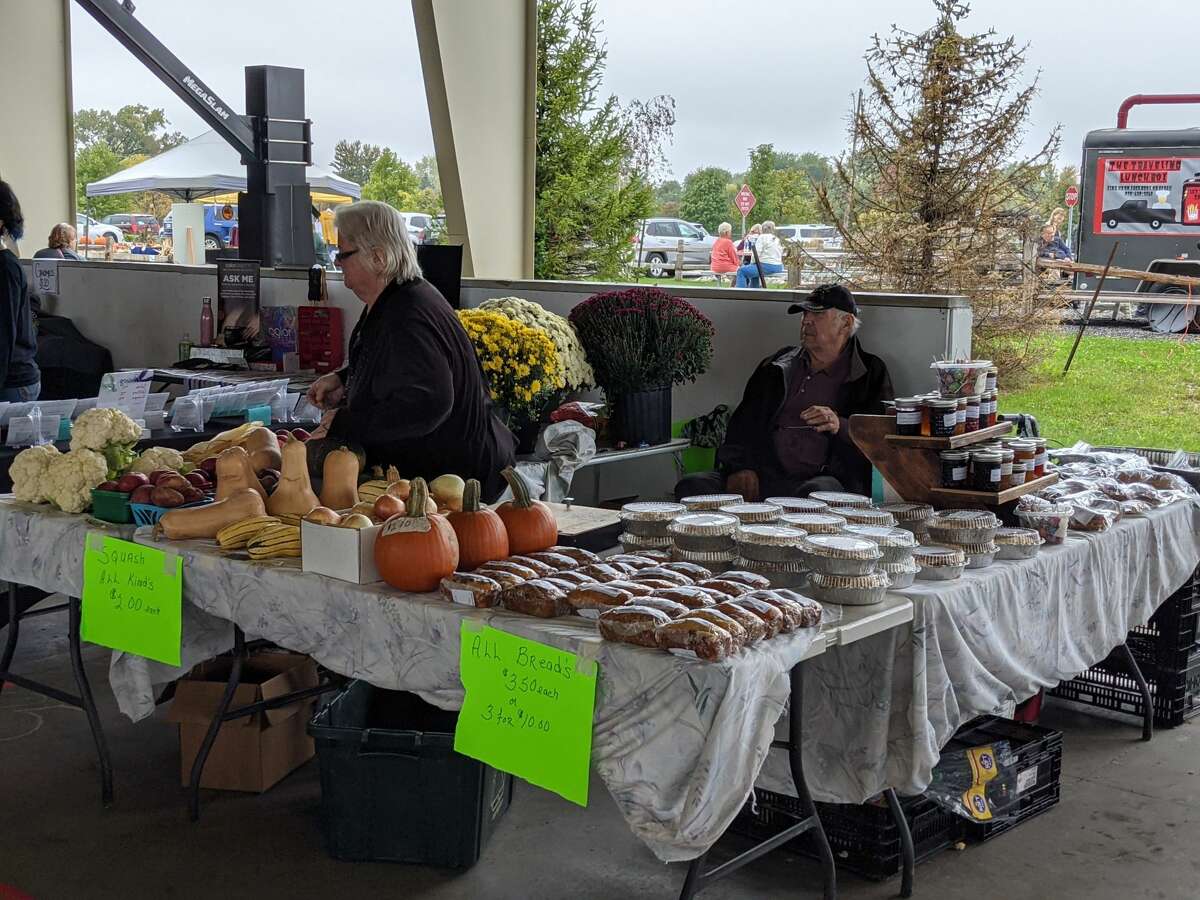 Sekitar 2.000 orang menghadiri Auburn Holly-ween Daze tahunan kedua di Auburn Farmers Market hari Sabtu. Ada 85 vendor, musik, makanan, pemeriksaan penglihatan anak gratis dan banyak lagi.