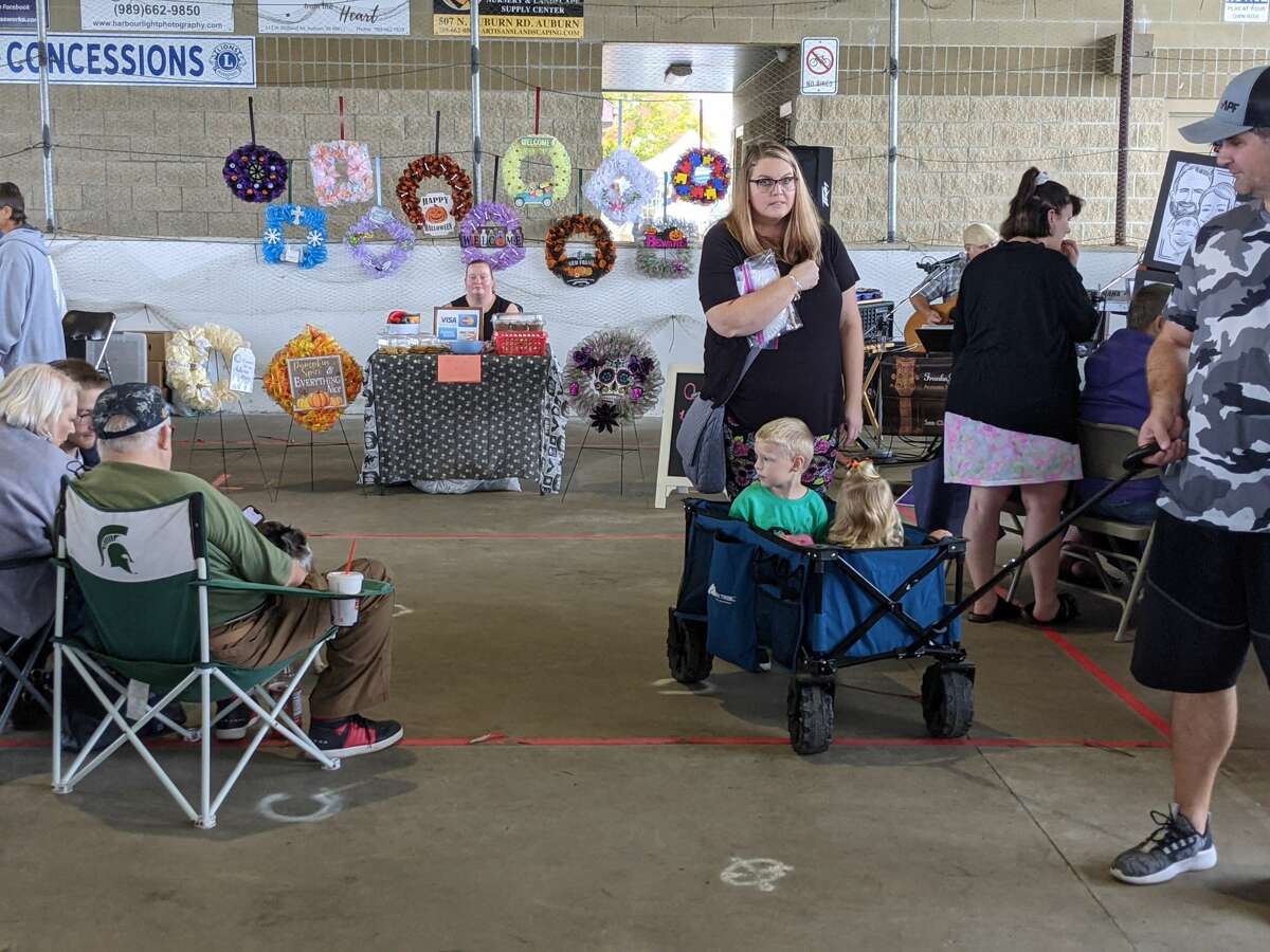 Sekitar 2.000 orang menghadiri Auburn Holly-ween Daze tahunan kedua di Auburn Farmers Market, Sabtu. Ada 85 vendor, musik, makanan, pemeriksaan penglihatan anak gratis dan banyak lagi.