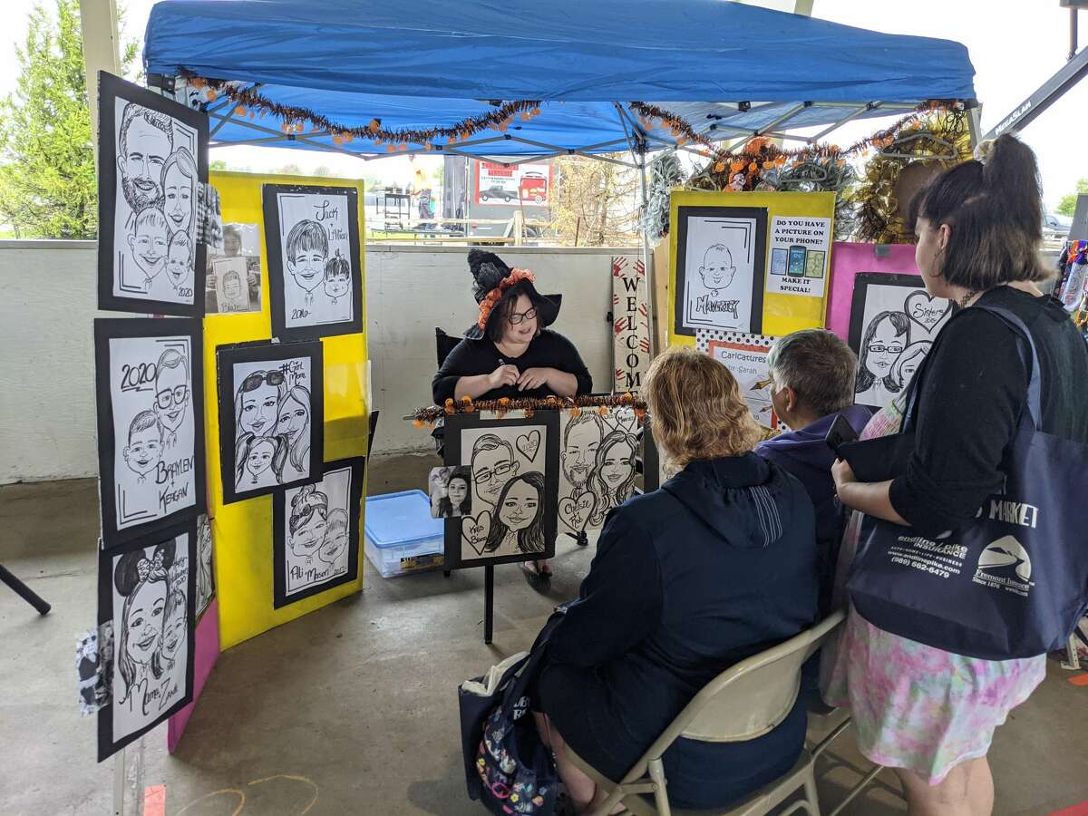 Sekitar 2.000 orang menghadiri Auburn Holly-ween Daze tahunan kedua di Auburn Farmers Market hari Sabtu. Ada 85 vendor, musik, makanan, pemeriksaan penglihatan anak gratis dan banyak lagi.
