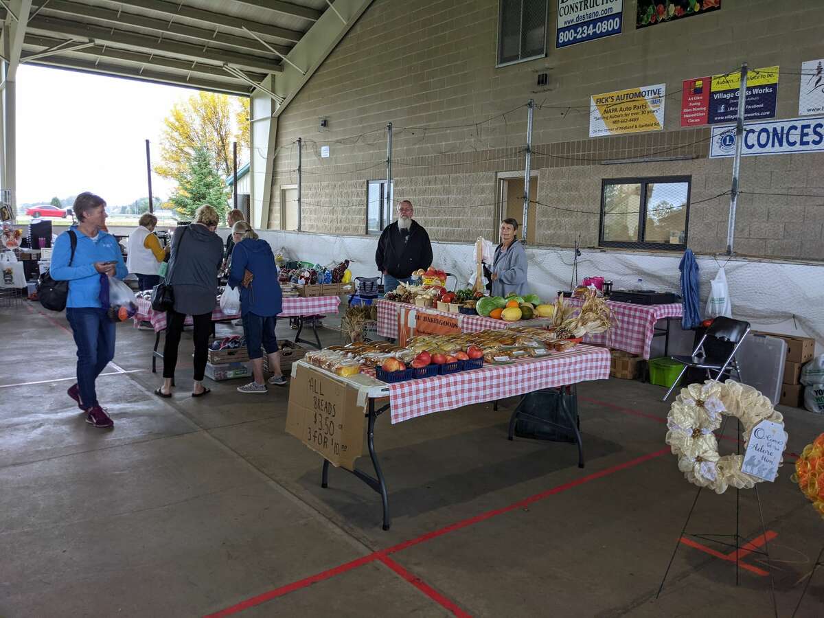 Sekitar 2.000 orang menghadiri Auburn Holly-ween Daze tahunan kedua di Auburn Farmers Market hari Sabtu. Ada 85 vendor, musik, makanan, pemeriksaan penglihatan anak gratis dan banyak lagi.