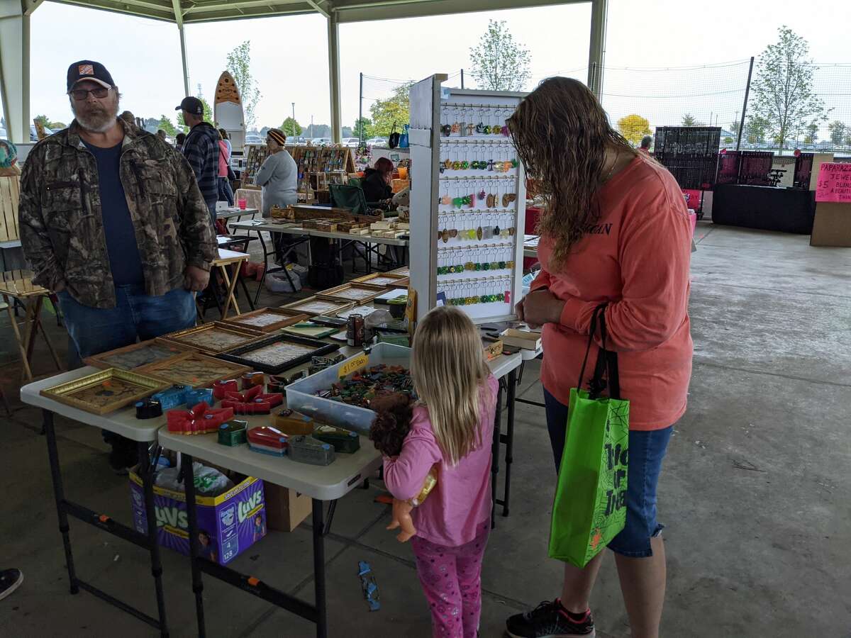 Sekitar 2.000 orang menghadiri Auburn Holly-ween Daze tahunan kedua di Auburn Farmers Market hari Sabtu. Ada 85 vendor, musik, makanan, pemeriksaan penglihatan anak gratis dan banyak lagi.