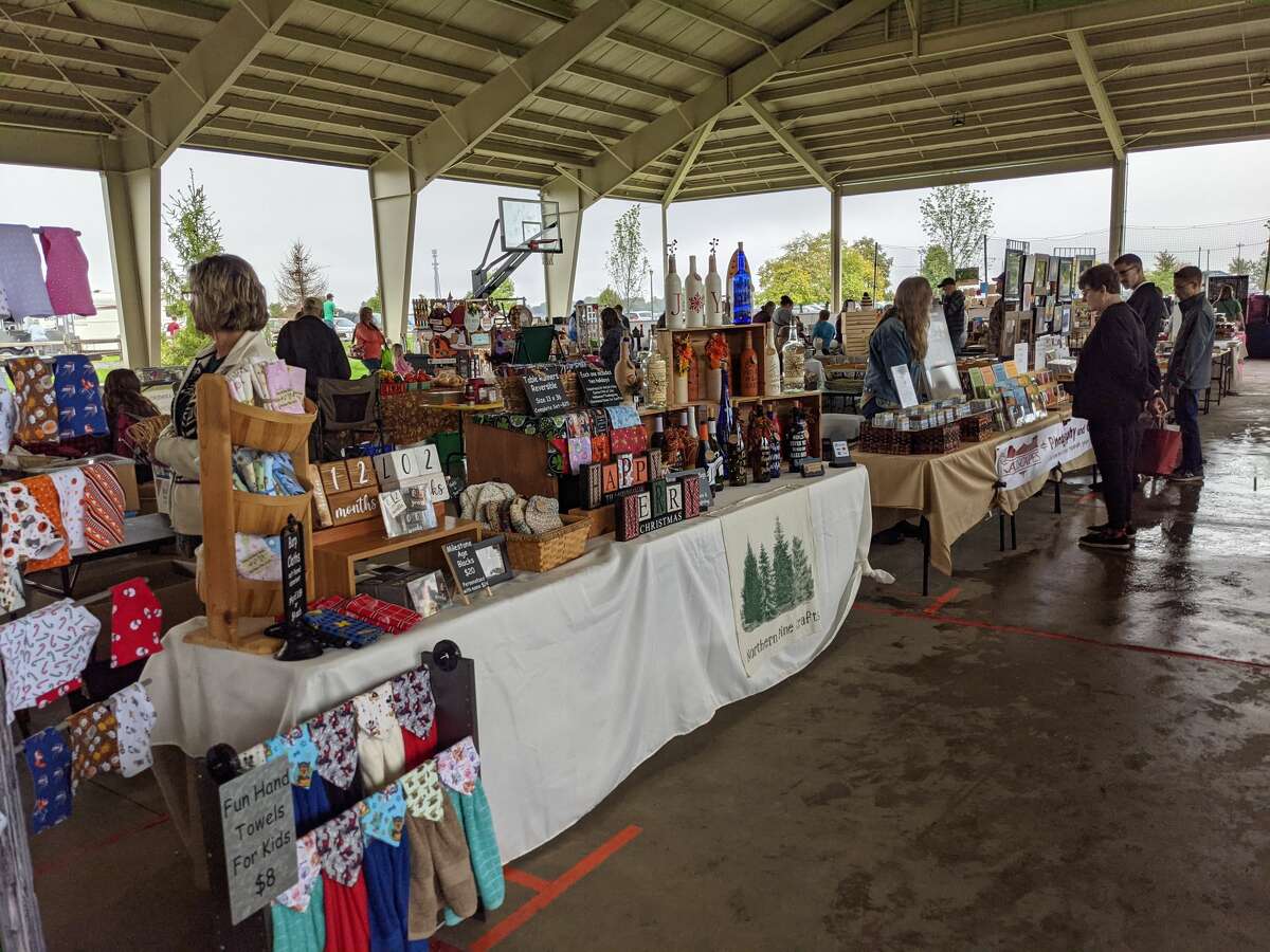 Sekitar 2.000 orang menghadiri Auburn Holly-ween Daze tahunan kedua di Auburn Farmers Market hari Sabtu. Ada 85 vendor, musik, makanan, pemeriksaan penglihatan anak gratis dan banyak lagi.