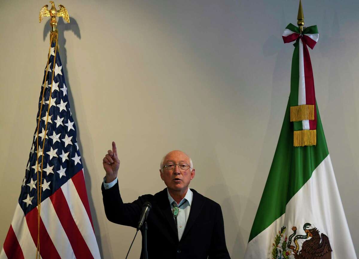 El embajador de Estados Unidos en México, Ken Salazar, habla en una conferencia de prensa en la Ciudad de México el 9 de octubre del 2021.